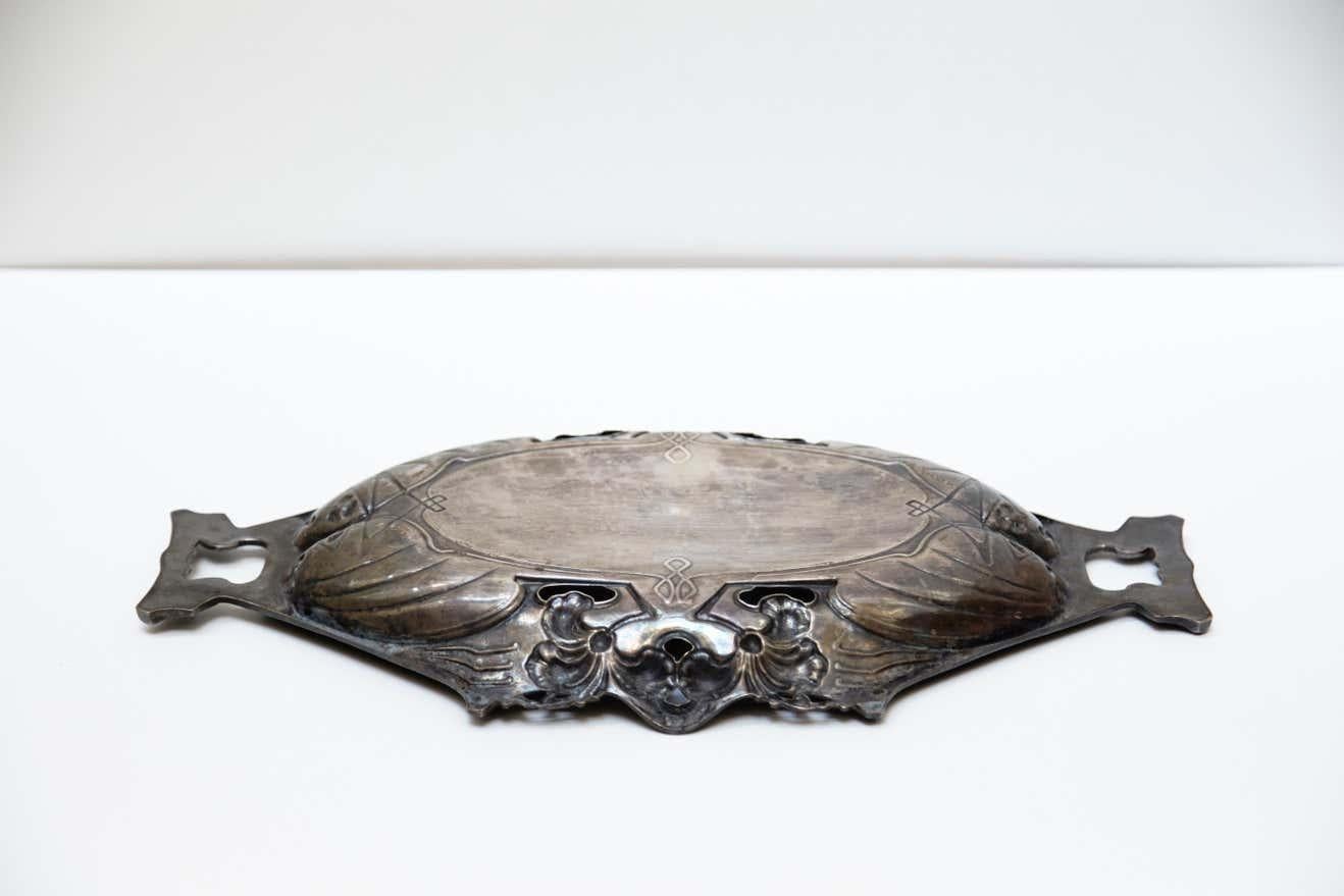 Bandeja modernista catalana de peltre de Barcelona, hacia 1930 en venta 5