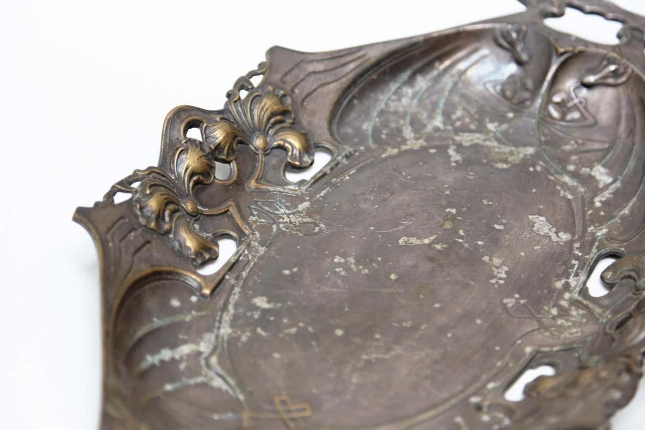 Bandeja modernista catalana de peltre de Barcelona, hacia 1930 mediados del siglo XX en venta