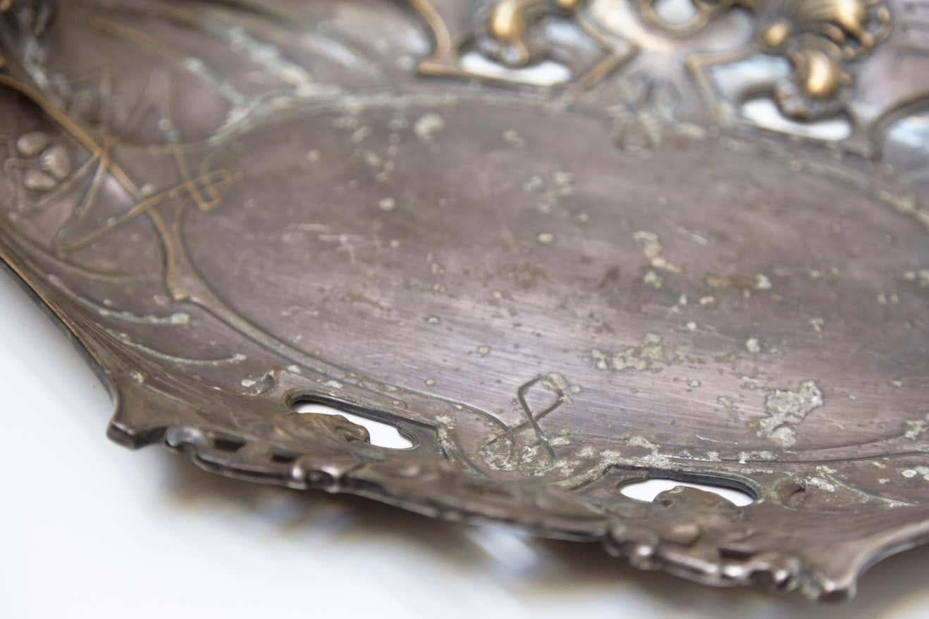 Bandeja modernista catalana de peltre de Barcelona, hacia 1930 en venta 1