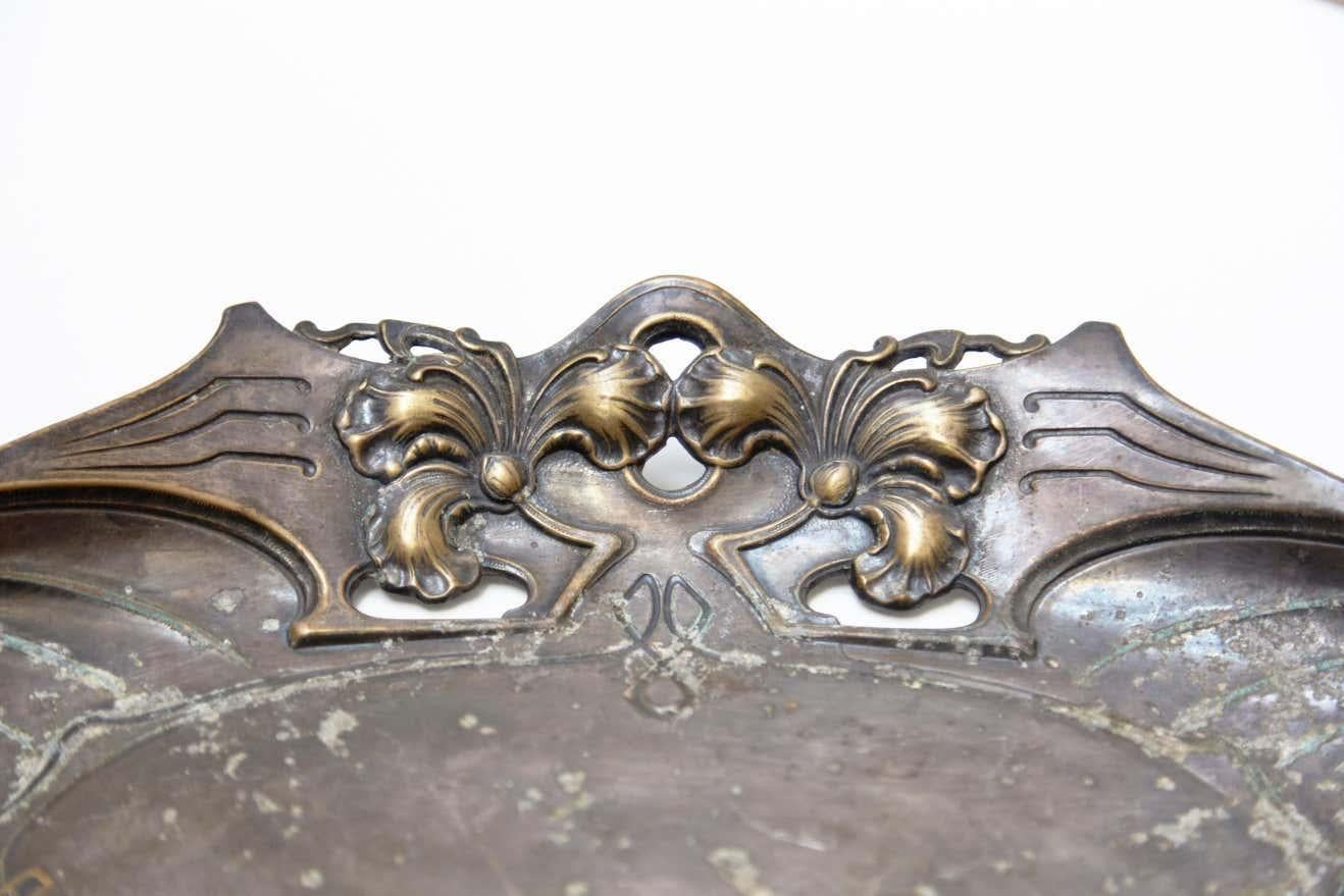 Bandeja modernista catalana de peltre de Barcelona, hacia 1930 en venta 2