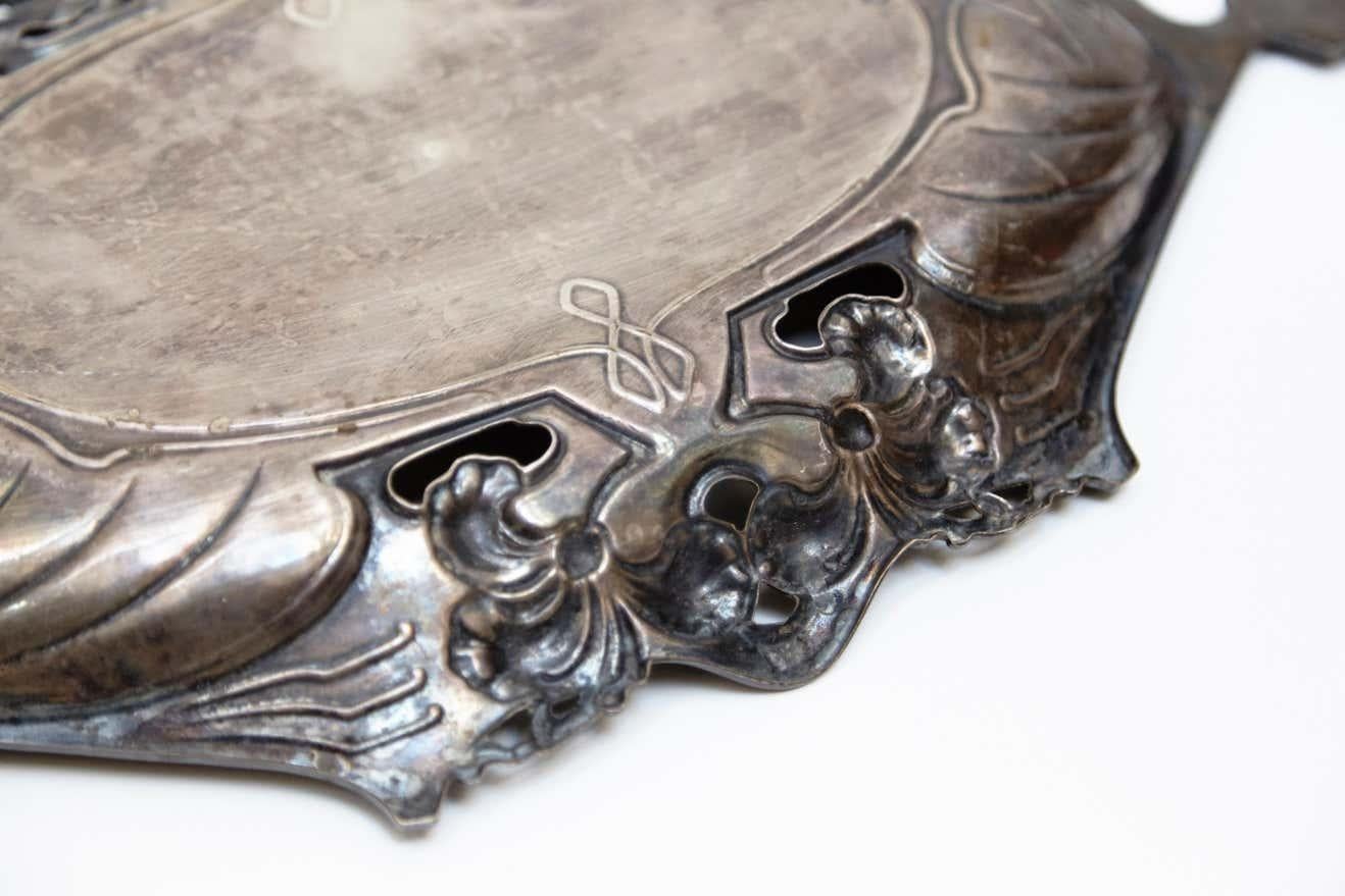 Bandeja modernista catalana de peltre de Barcelona, hacia 1930 en venta 3