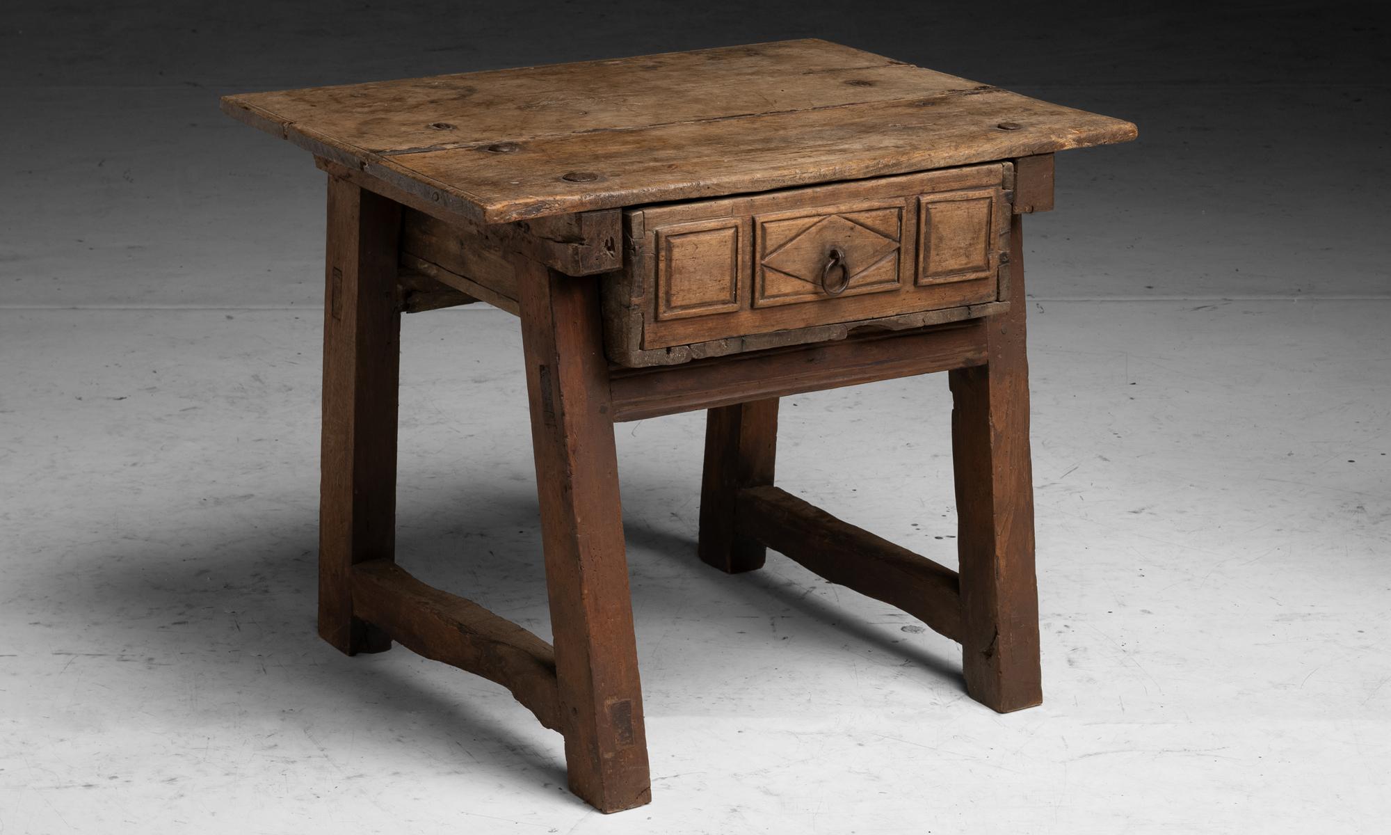 Tavolino Catalano
Spagna, 1800
Realizzato in noce con cassetti intagliati e ferramenta in ferro.
27,5 