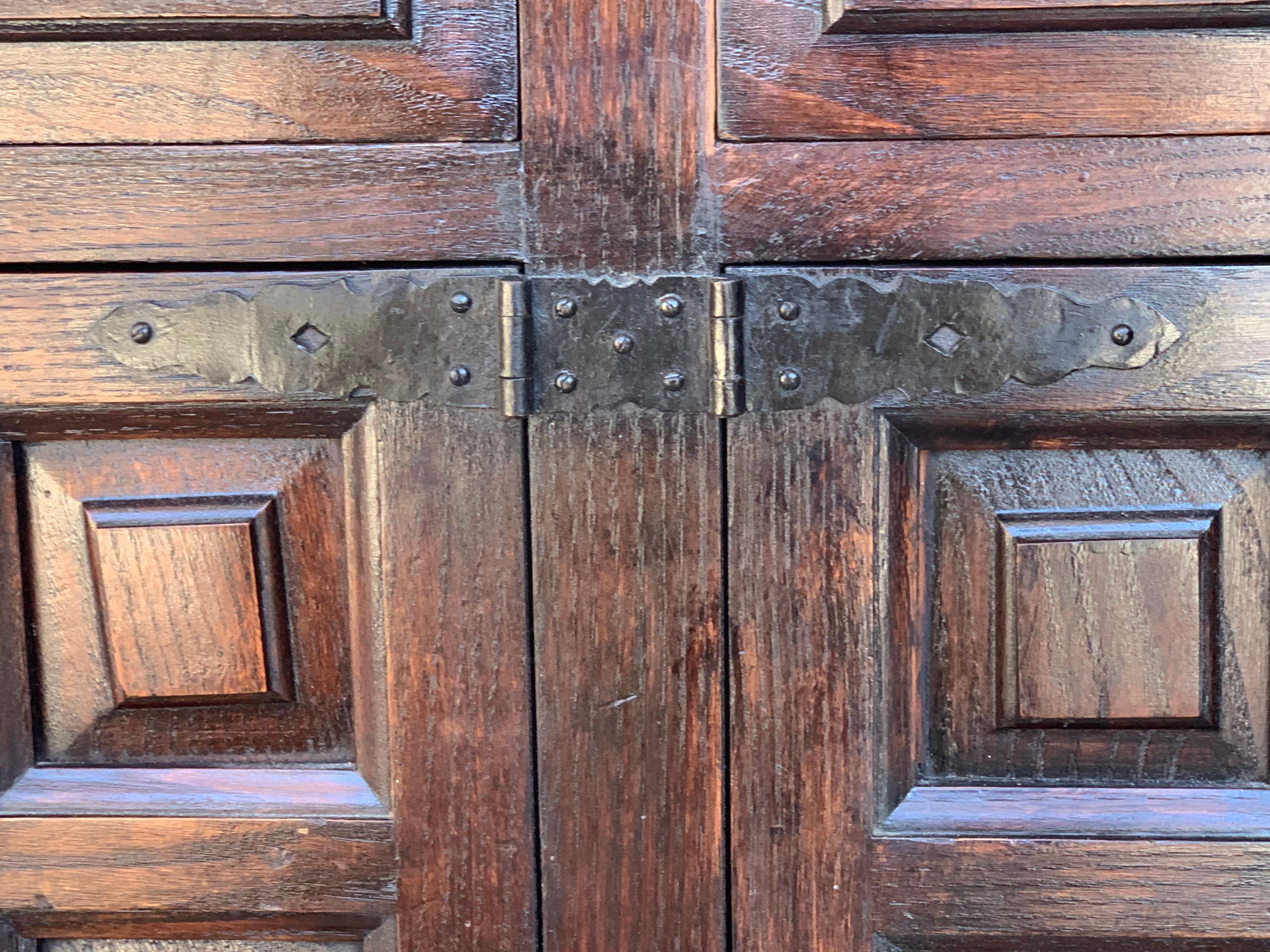 Catalan Spanish Baroque Carved Walnut Tuscan Six Drawers Credenza or Buffet In Good Condition In Miami, FL