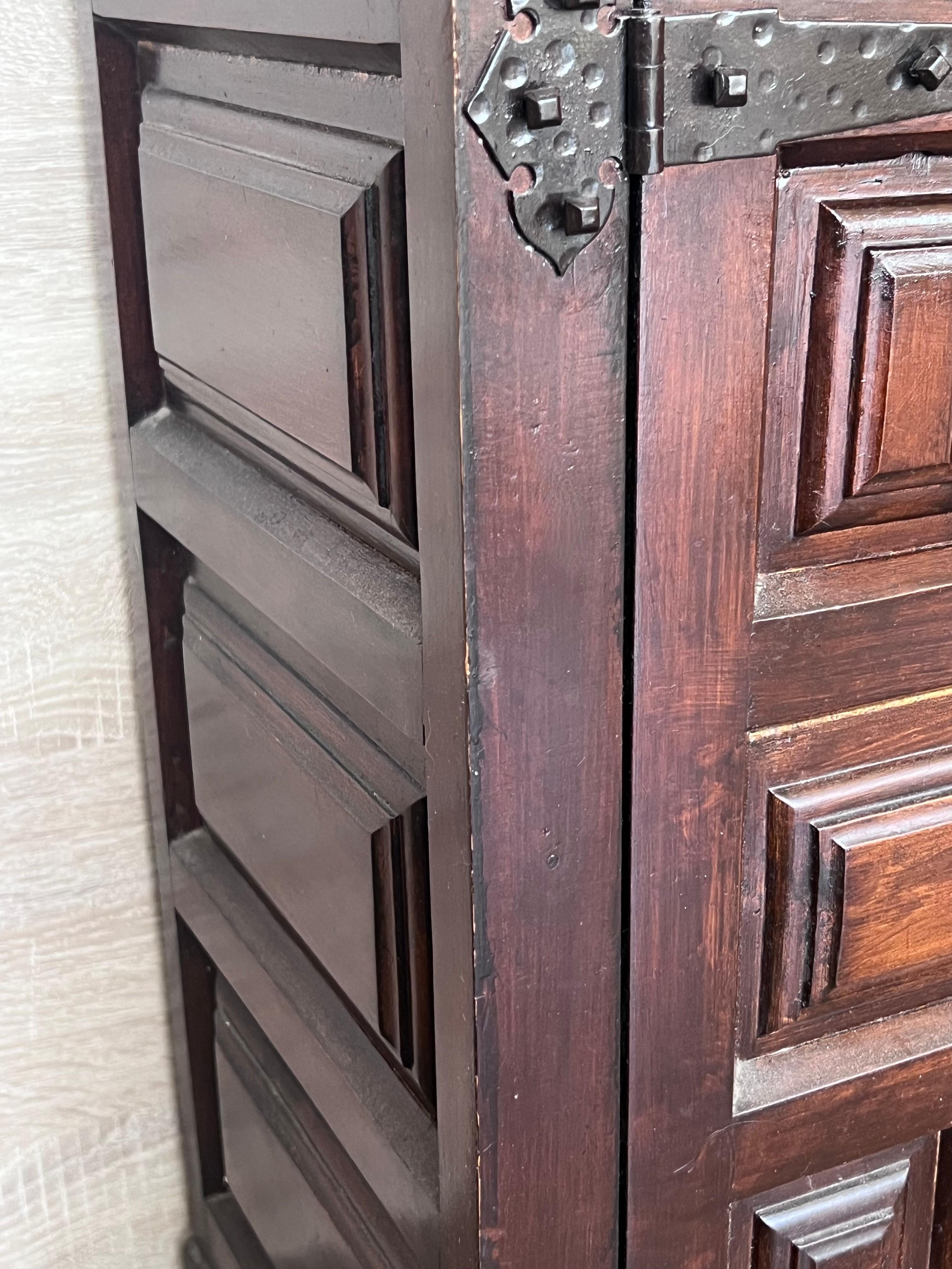 Credenza o buffet catalano barocco spagnolo intagliato in noce toscano a tre cassetti in vendita 4