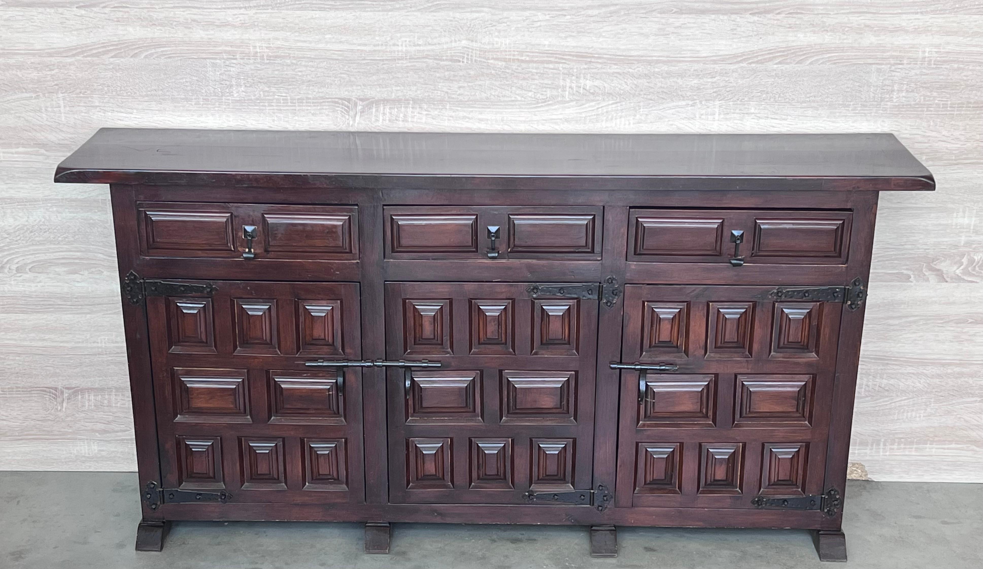 Catalan Spanish Baroque Carved Walnut Tuscan Three Drawers Credenza or Buffet In Good Condition For Sale In Miami, FL