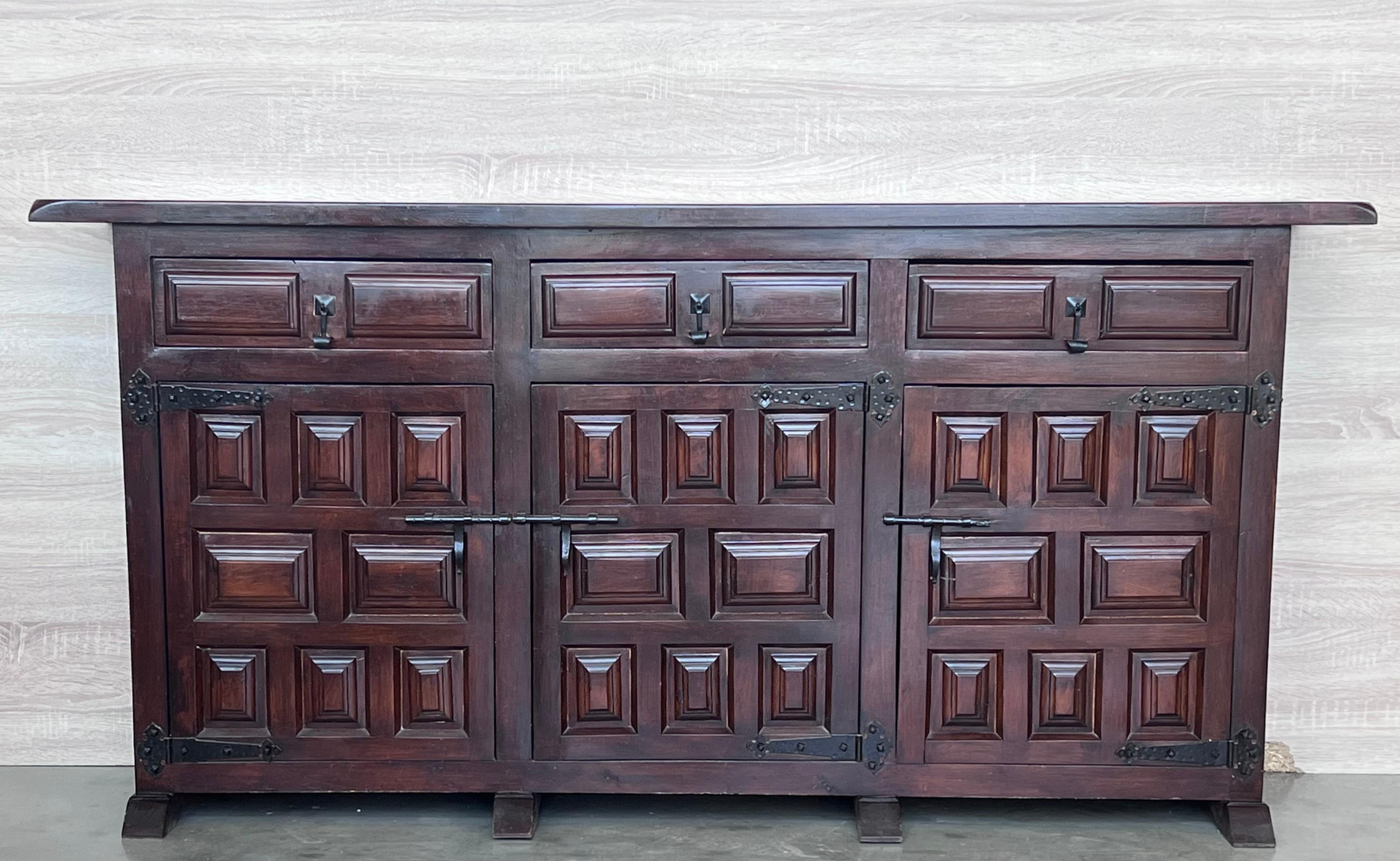 19th Century Catalan Spanish Baroque Carved Walnut Tuscan Three Drawers Credenza or Buffet For Sale