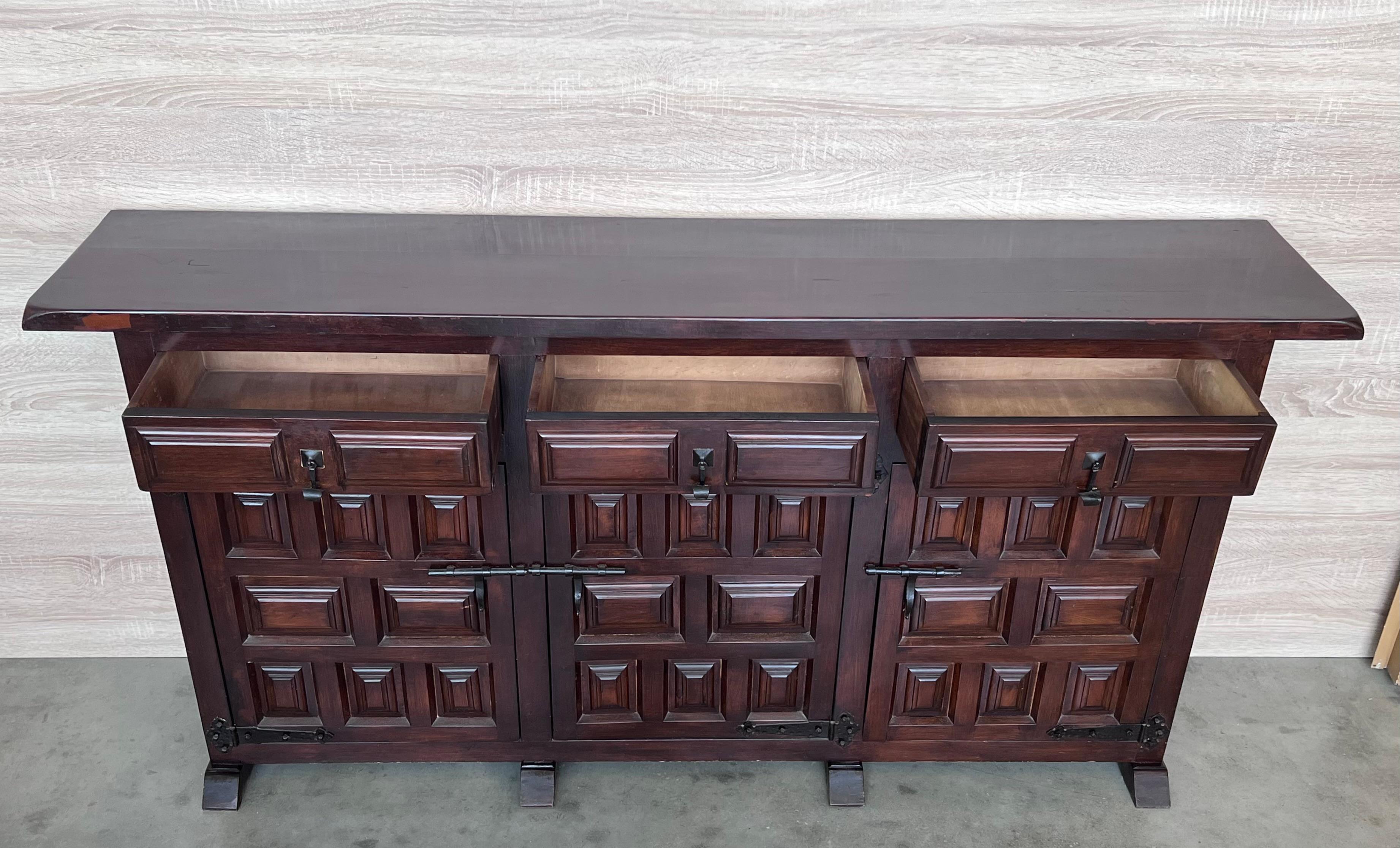 Catalan Spanish Baroque Carved Walnut Tuscan Three Drawers Credenza or Buffet For Sale 1