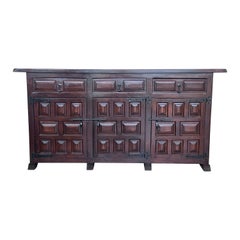 Credenza o buffet catalano barocco spagnolo intagliato in noce toscano a tre cassetti