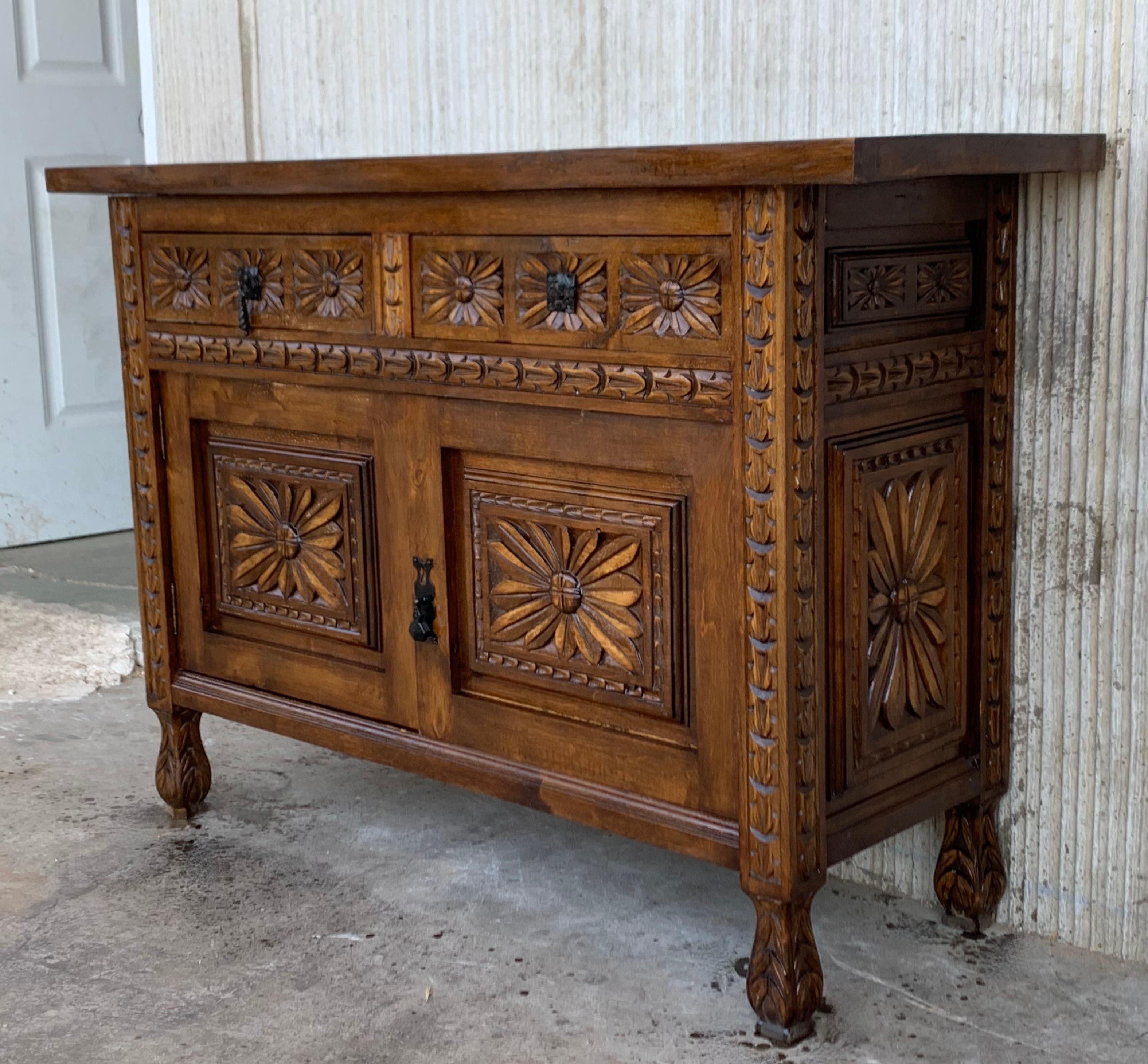 Very good quality carved Spanish cabinet cupboard, circa 1880. Beautifully carved in walnut, with good color and patina. Features four carved panels on the doors and drawers with carved decoration with acanthus leaves. The 'piece has two large