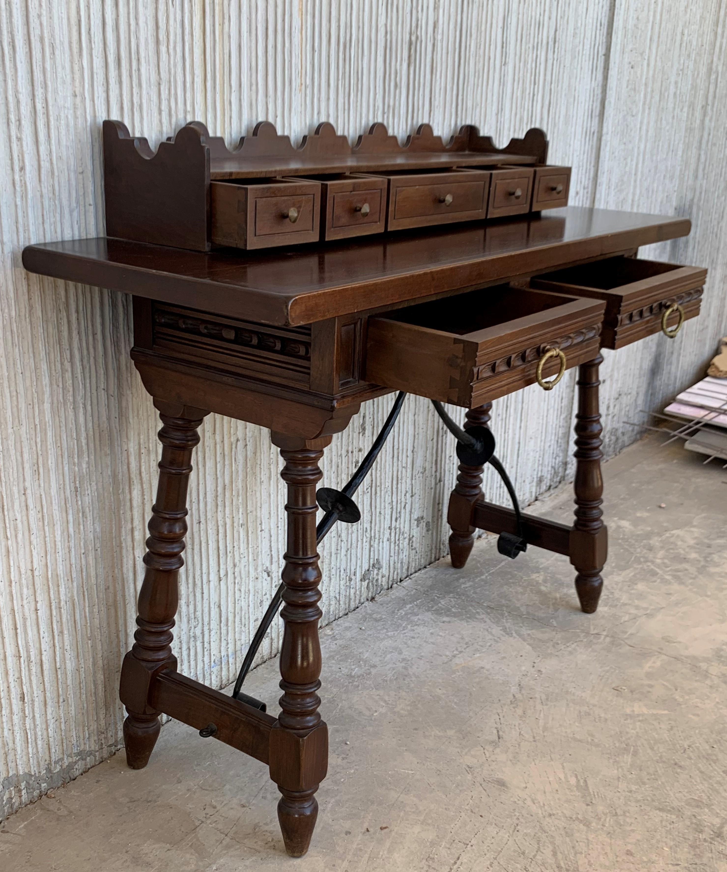 Baroque Table de bureau ou console espagnole pour dame catalane en noyer sculpté et traverse en fer extensible en vente