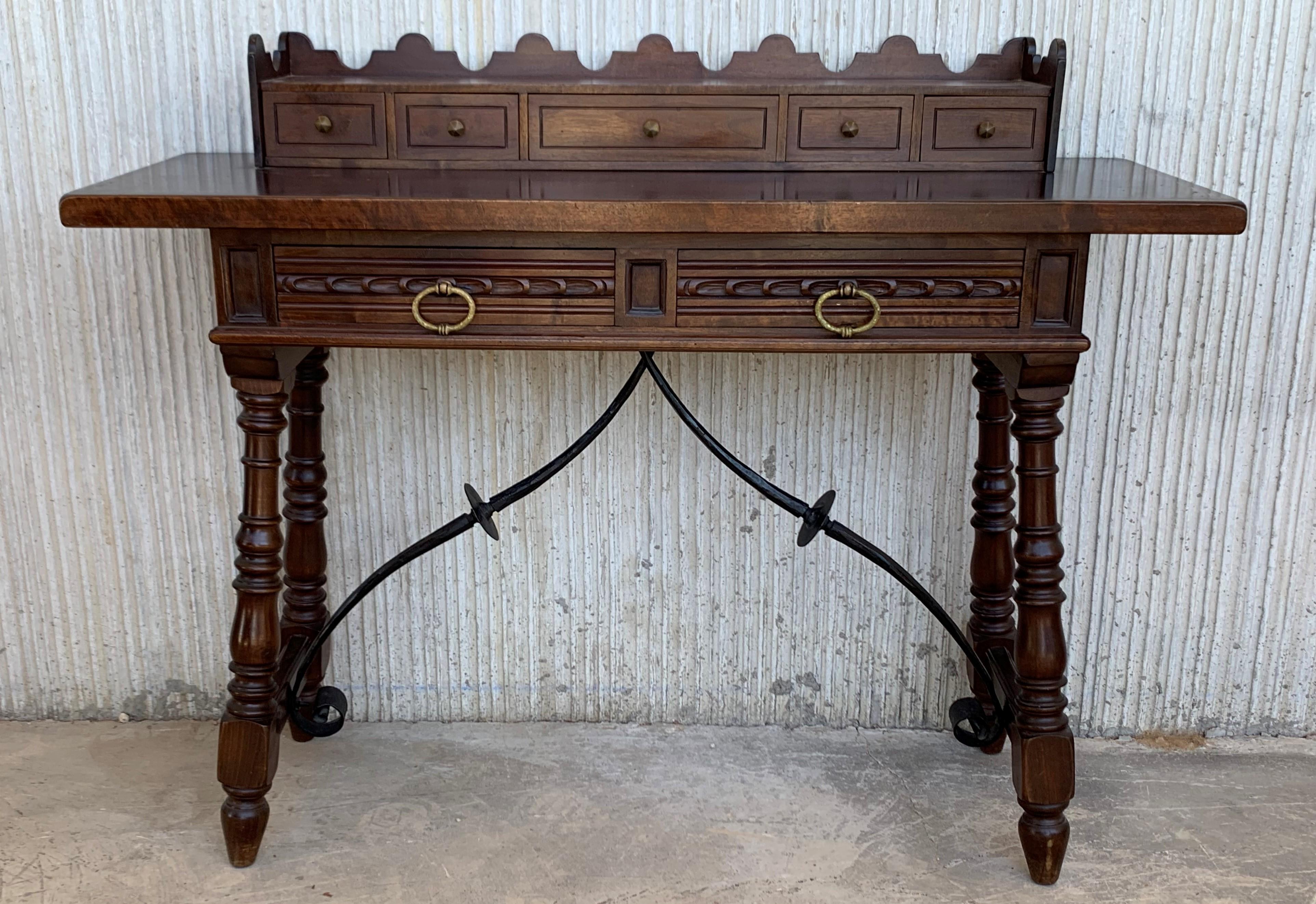 Fer Table de bureau ou console espagnole pour dame catalane en noyer sculpté et traverse en fer extensible en vente
