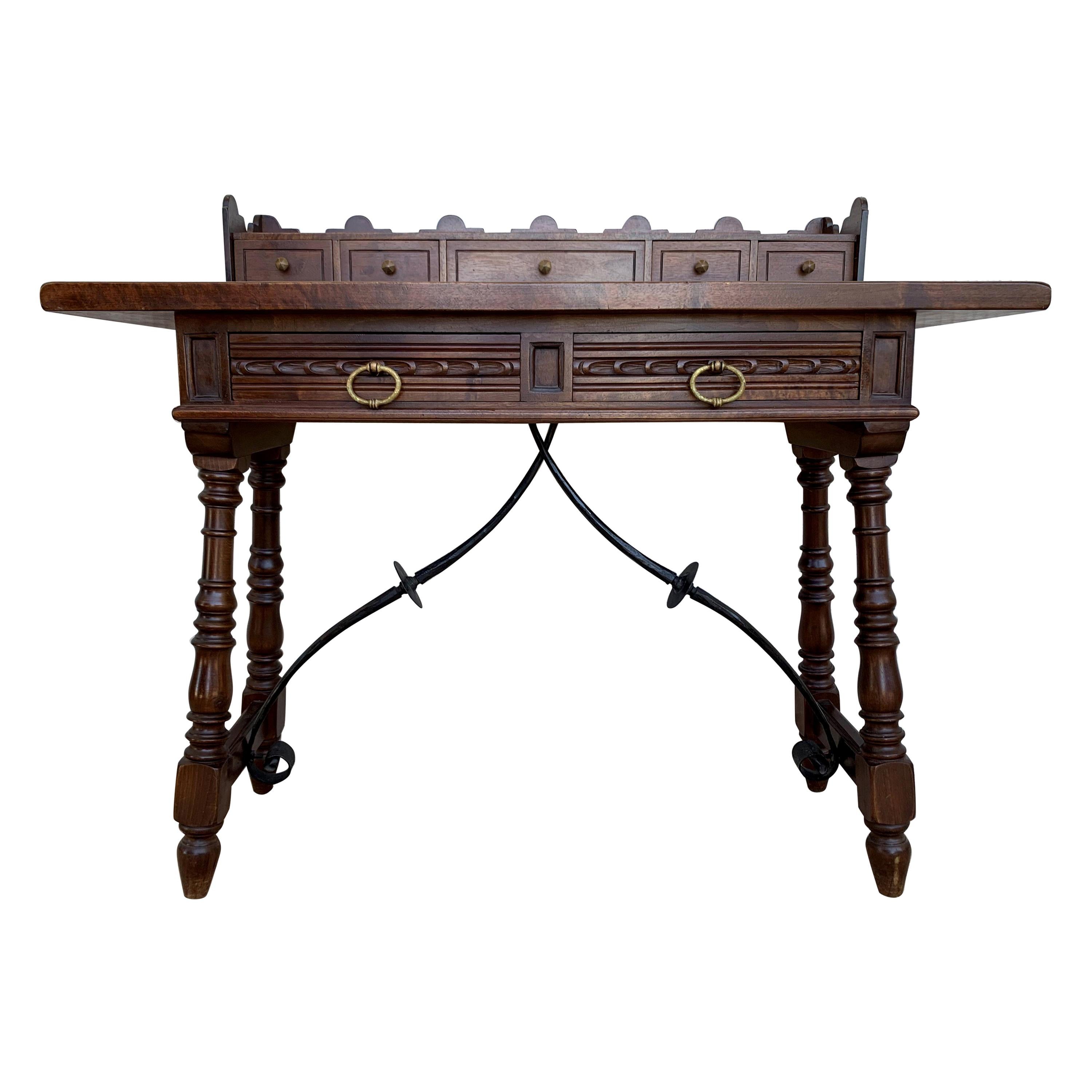 Table de bureau ou console espagnole pour dame catalane en noyer sculpté et traverse en fer extensible