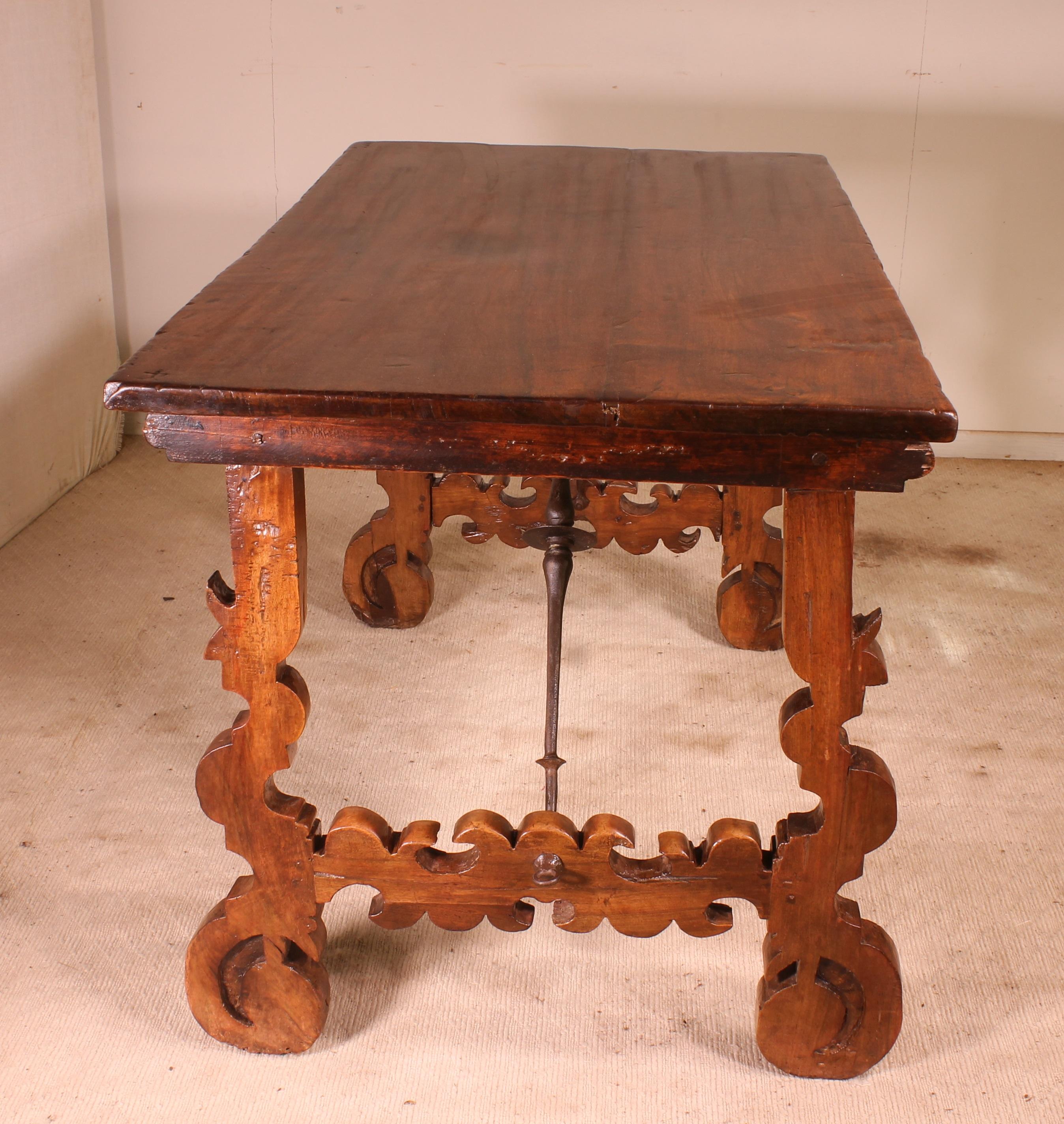 Superb table or desk in walnut from the Spanish renaissance with his original wrought iron spacer
Very beautiful Catalan table with an elegant typically Catalan lyre feet .

Superb original spacer in wrought iron with his old handmade screw
Very