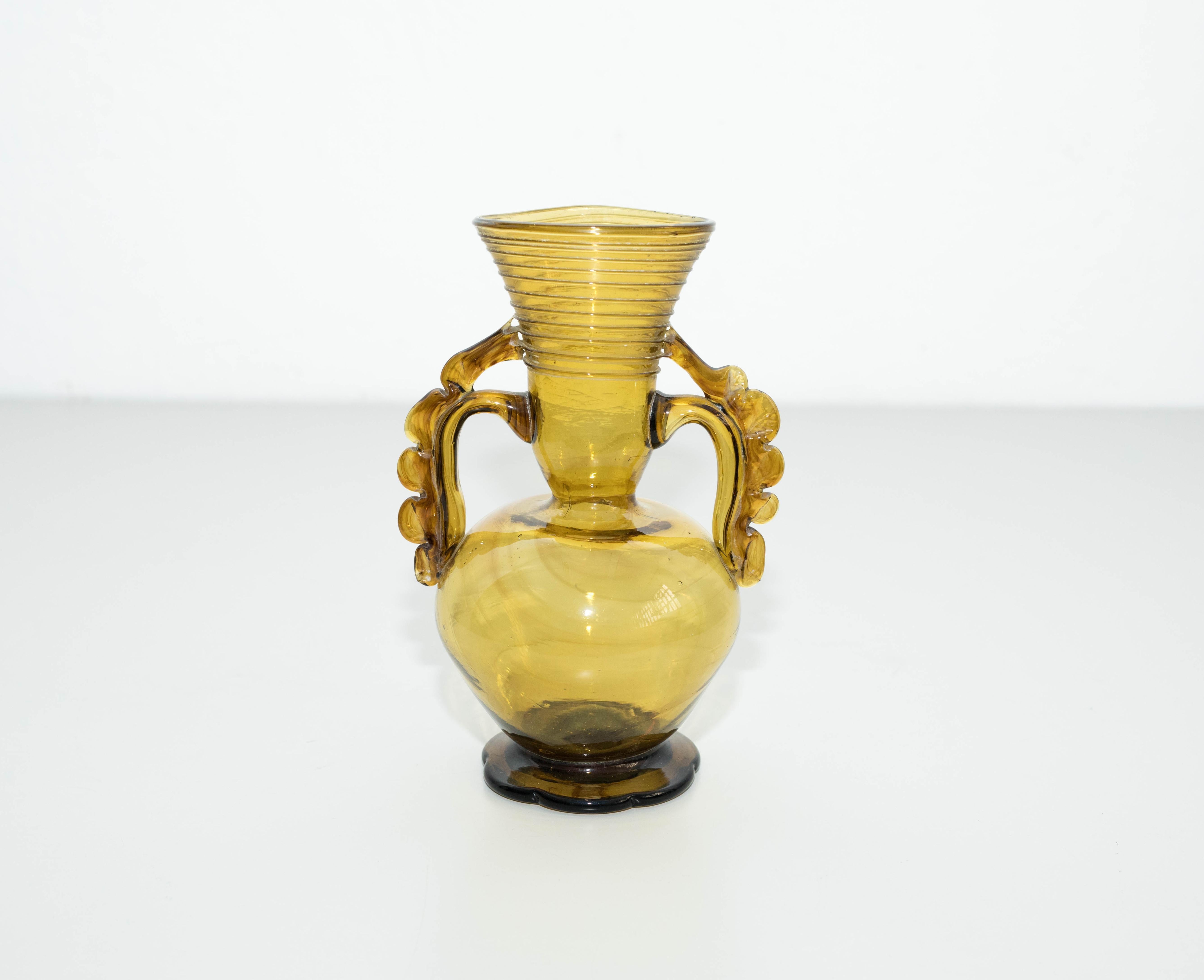 Vase en verre soufflé jaune de Catalogne, vers 1920   

Fabriqué en Espagne.    

En état d'origine, avec de légères usures dues à l'âge et à l'utilisation, préservant une belle patine.    

Matériau :  Verre    

Dimensions :  H 21.5  W 14.5  D