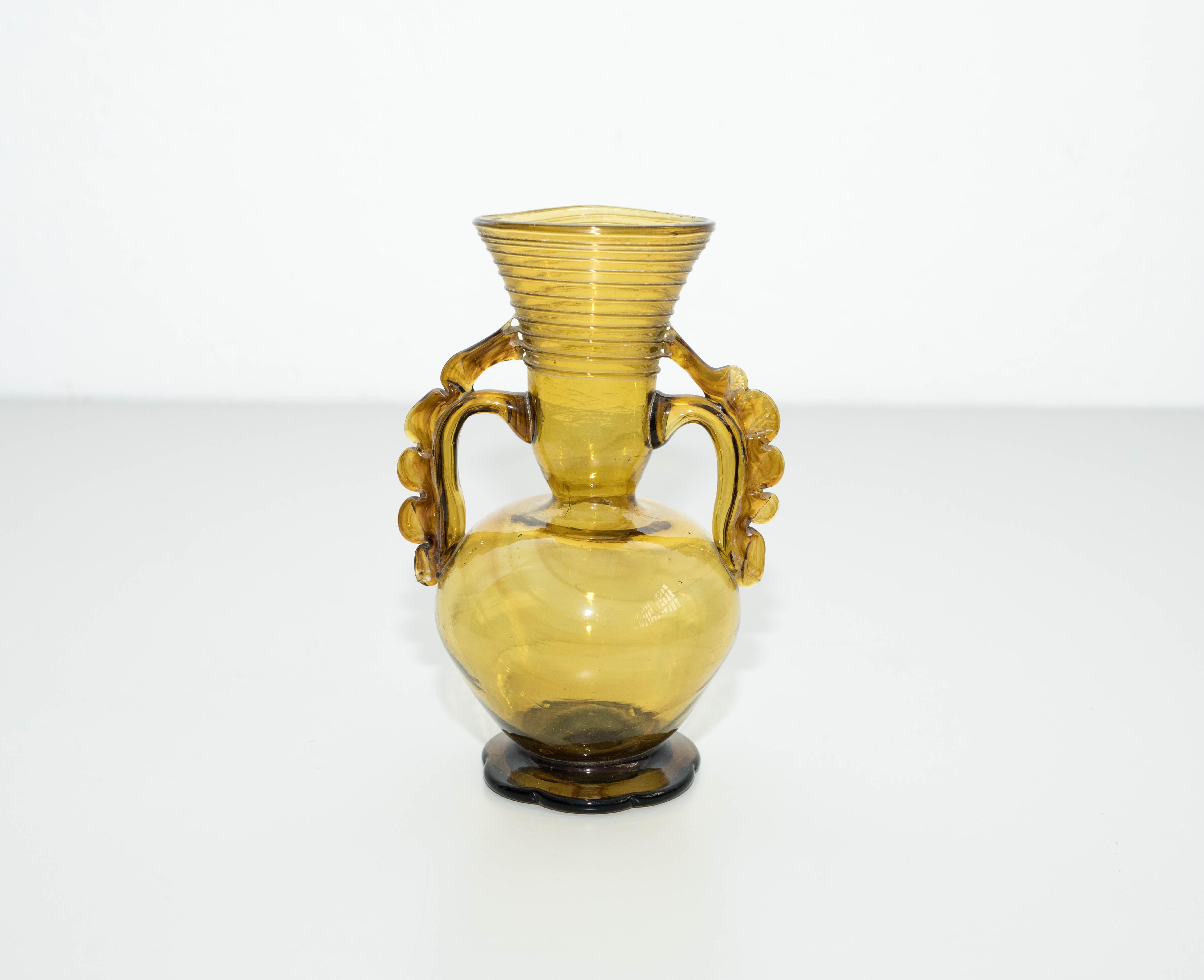 Katalanische Vase aus gelbem geblasenem Glas, um 1920
 Hergestellt in Spanien.

Originaler Zustand mit geringen alters- und gebrauchsbedingten Abnutzungserscheinungen, der eine schöne Patina aufweist.

Material:
Glas

Abmessungen:
H 21.5
W