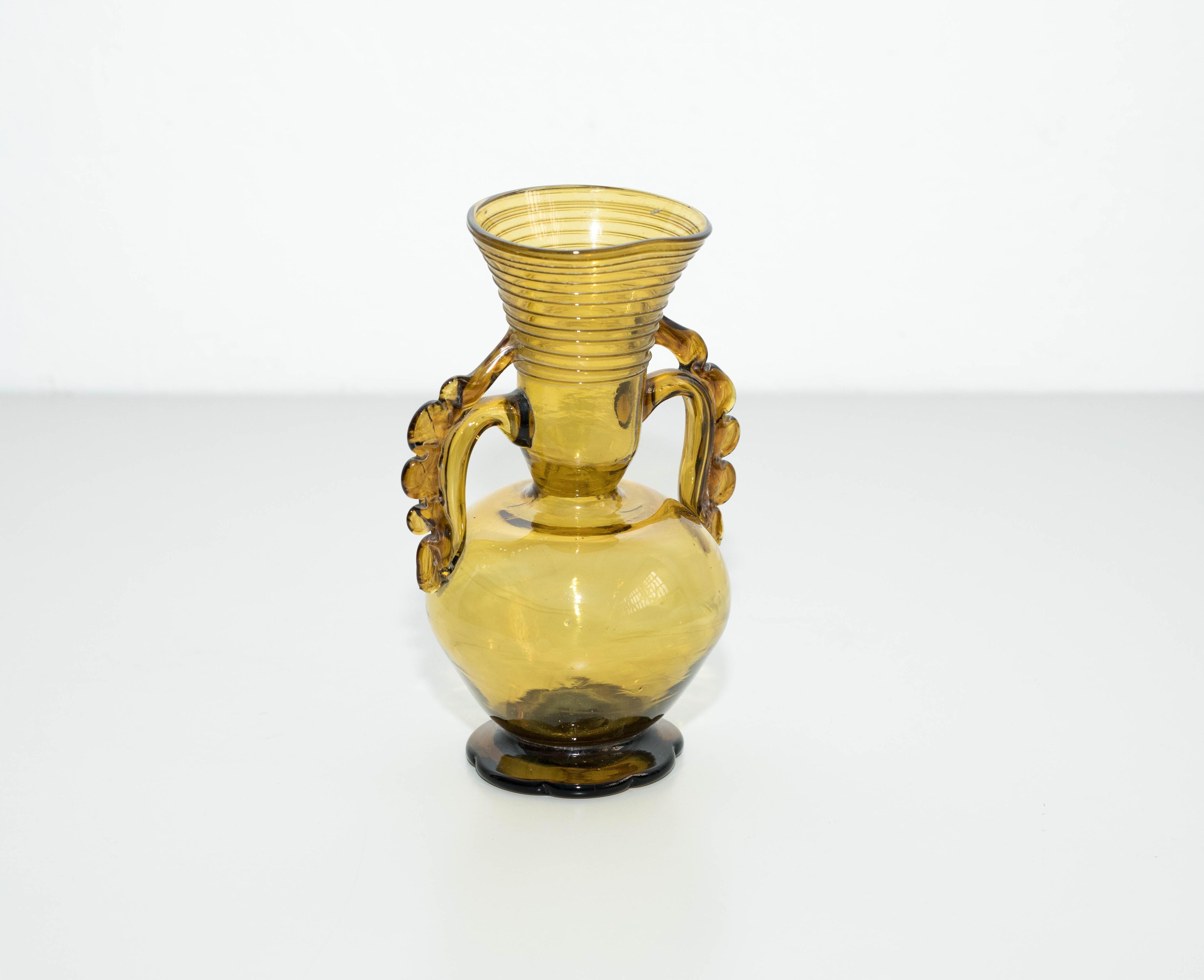 Espagnol Vase en verre soufflé jaune de Catalogne, vers 1930 en vente
