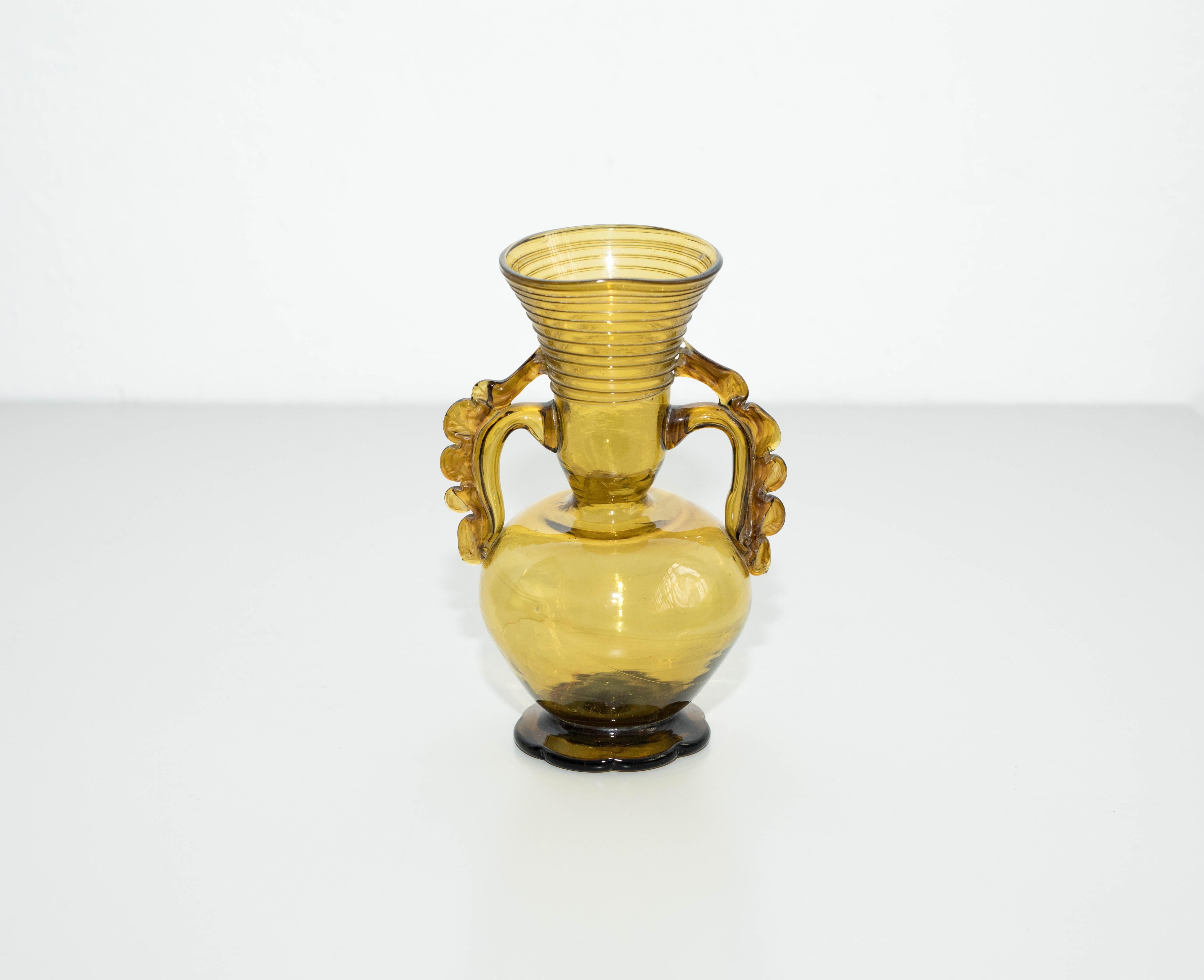 Vase en verre soufflé jaune de Catalogne, vers 1930 Bon état - En vente à Barcelona, ES