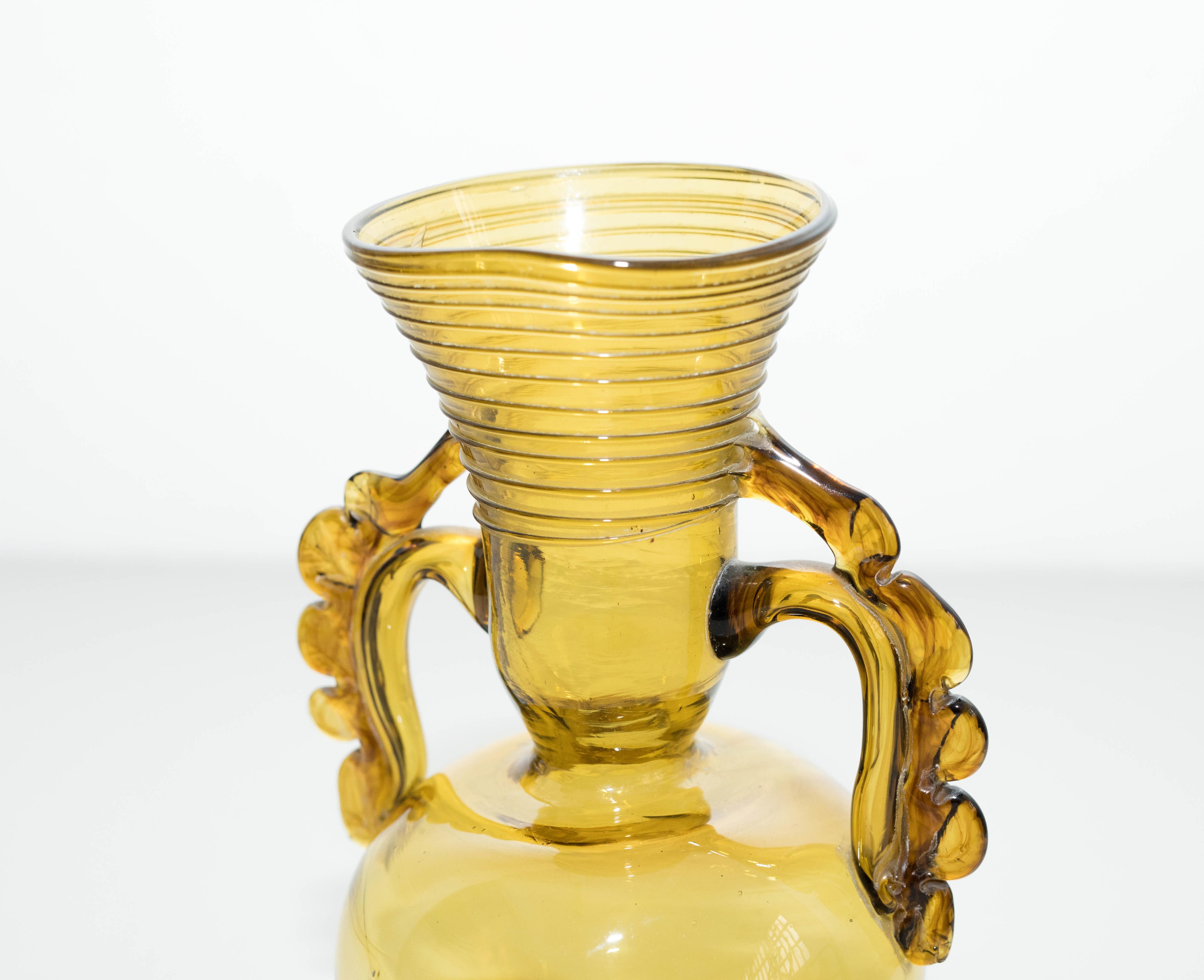 Catalanische Vase aus gelbem mundgeblasenem Glas, um 1930 (Mitte des 20. Jahrhunderts) im Angebot