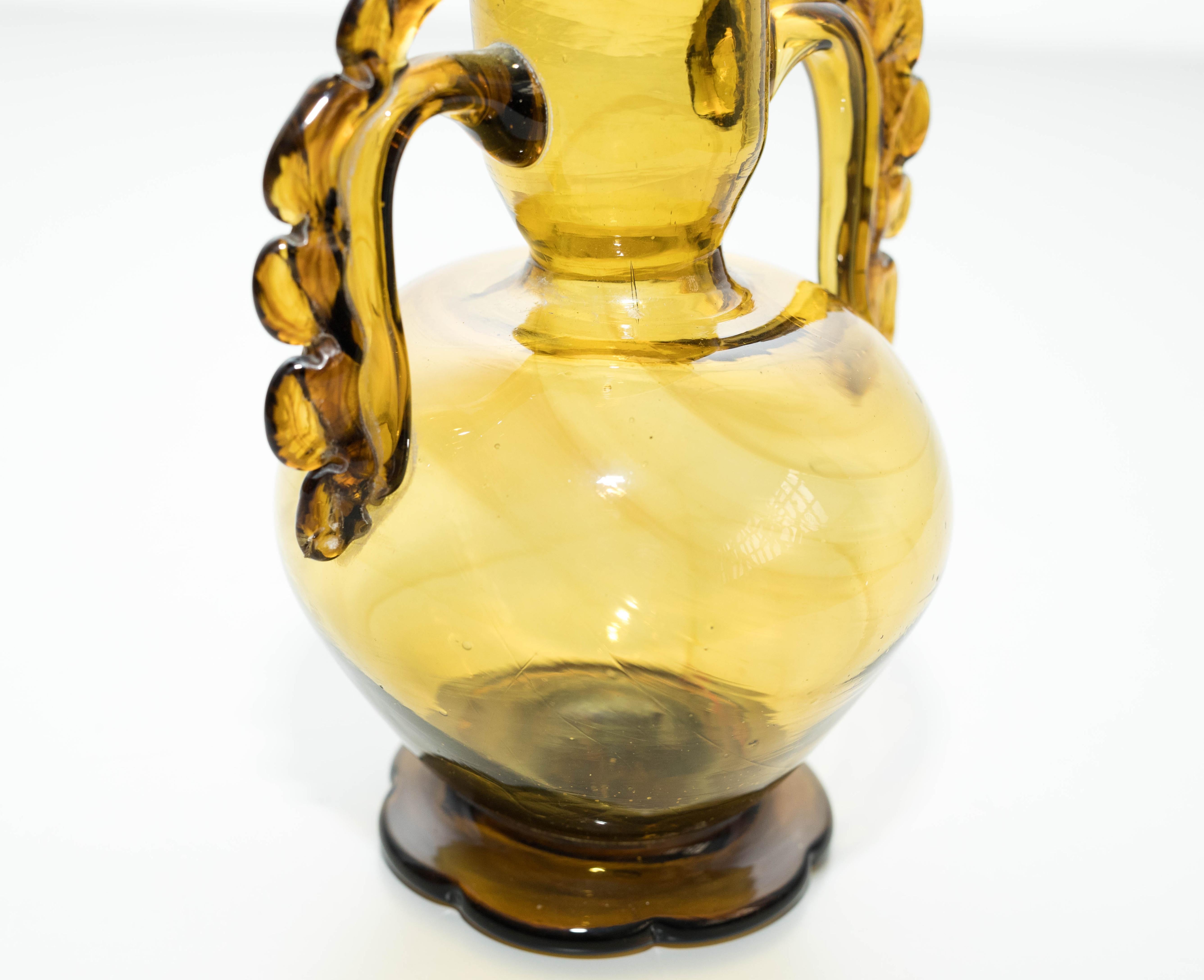 Verre Vase en verre soufflé jaune de Catalogne, vers 1930 en vente