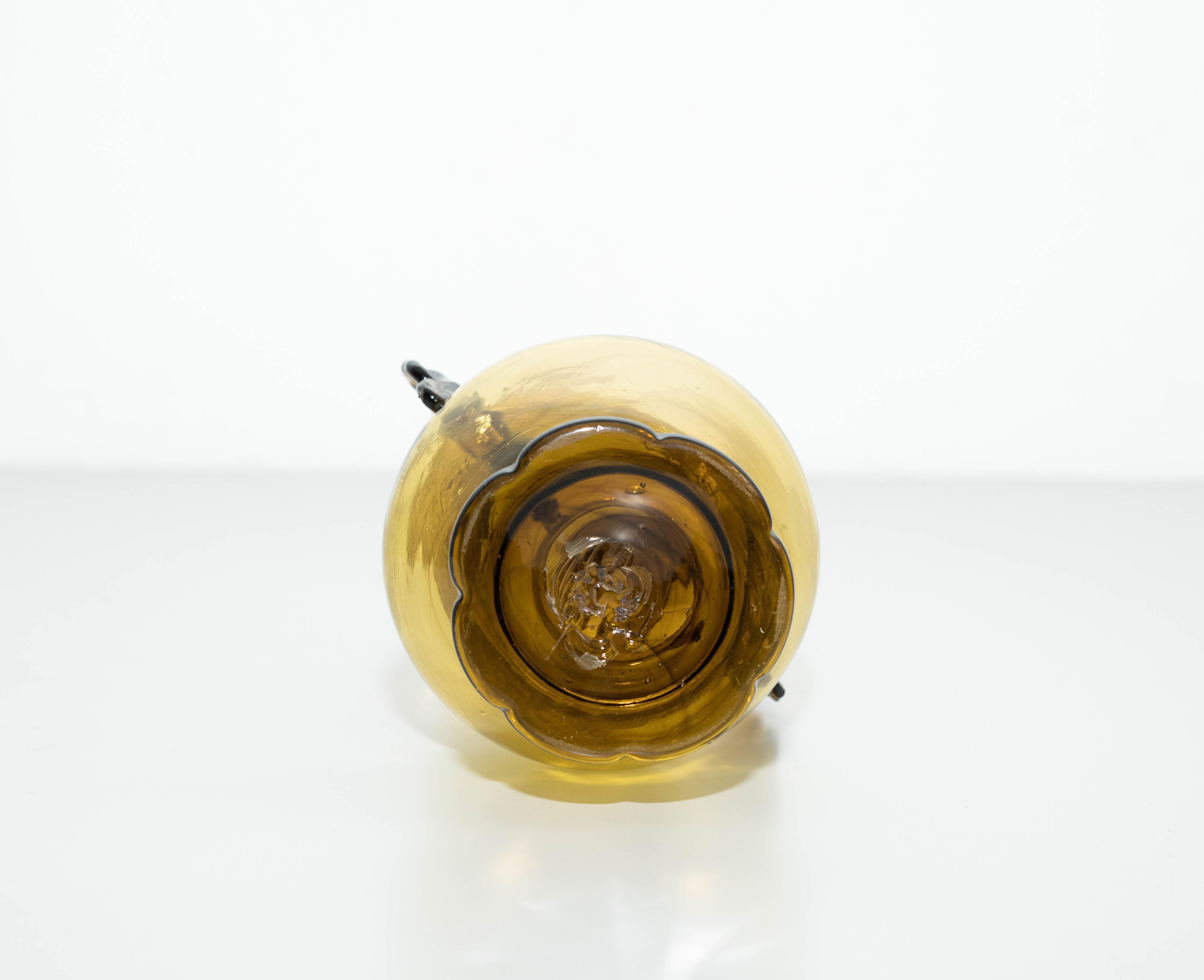 Vase en verre soufflé jaune de Catalogne, vers 1930 en vente 1