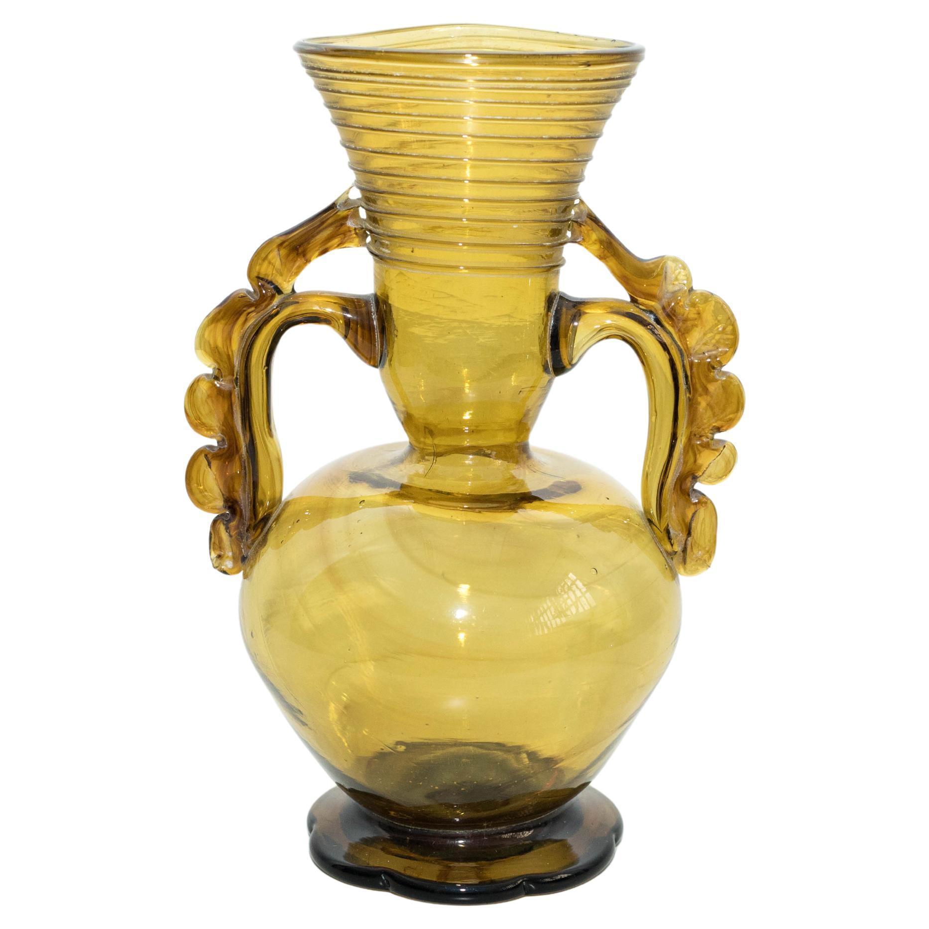 Vase catalan en verre soufflé jaune, vers 1930