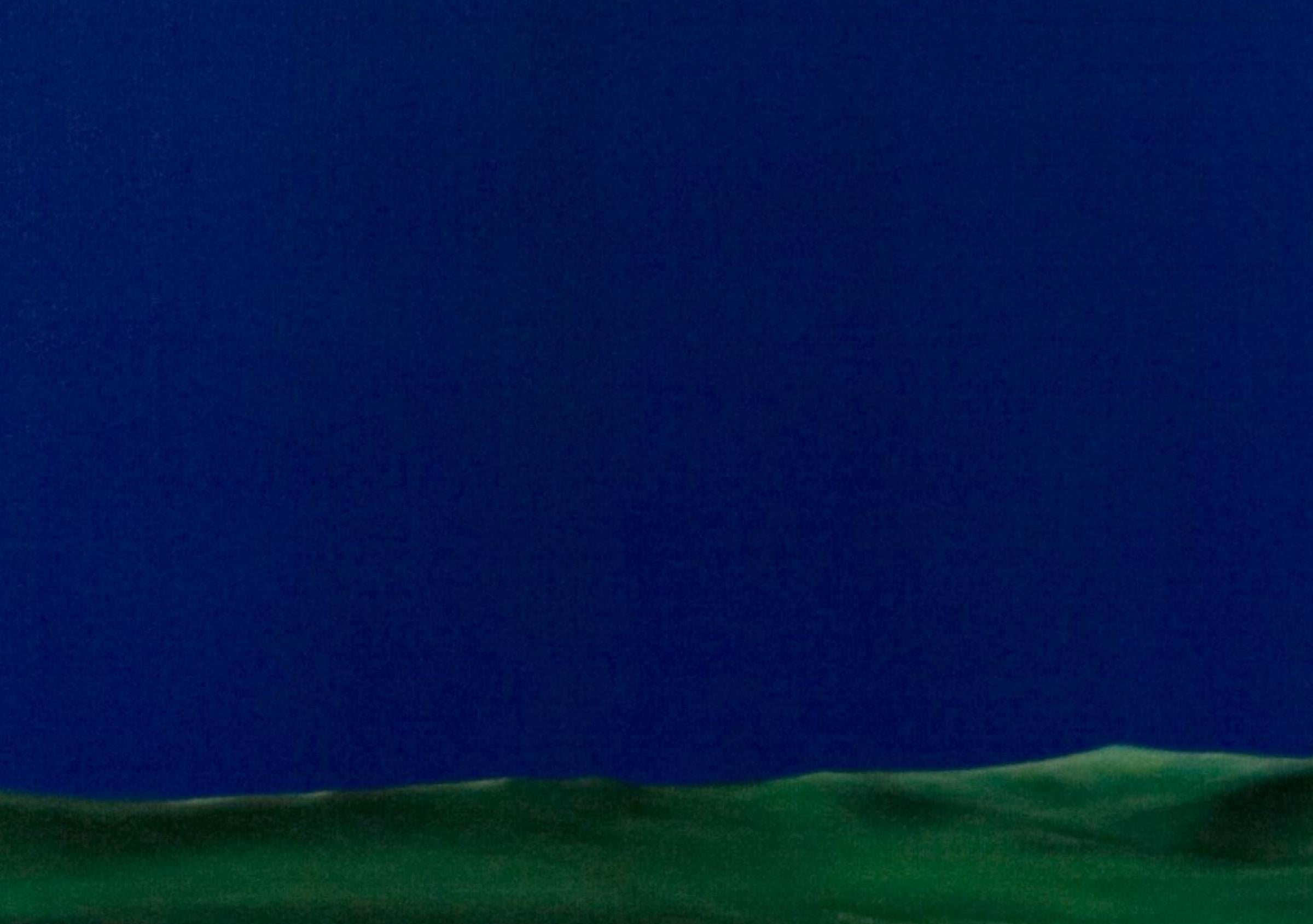 Chroma sky (Blue key) 10 - Contemporary, Blau, Minimalistisch, Figurativ, Landschaft – Painting von Cătălin Petrișor