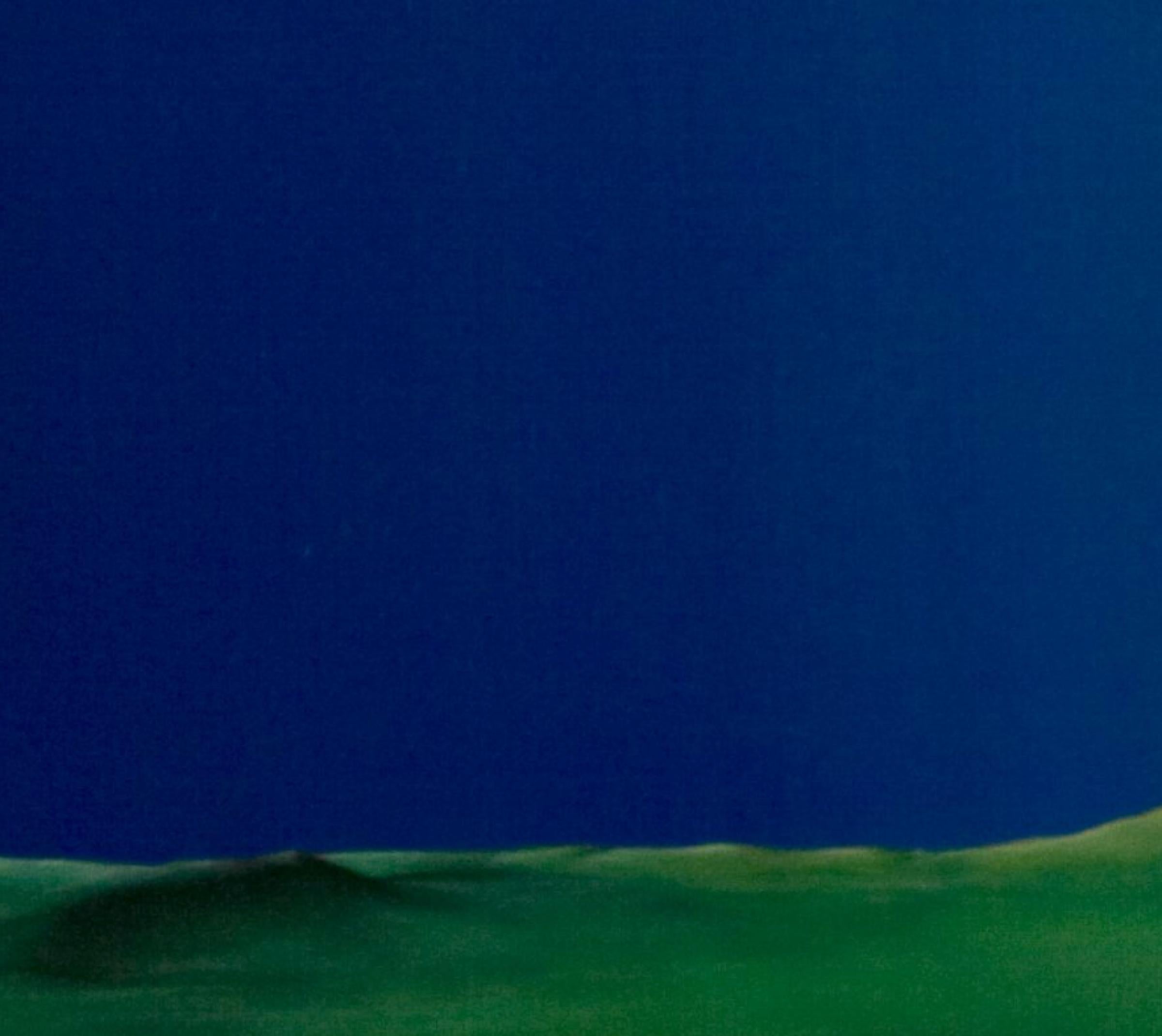 Chroma sky (Blue key) 10 - Contemporary, Blau, Minimalistisch, Figurativ, Landschaft (Schwarz), Figurative Painting, von Cătălin Petrișor