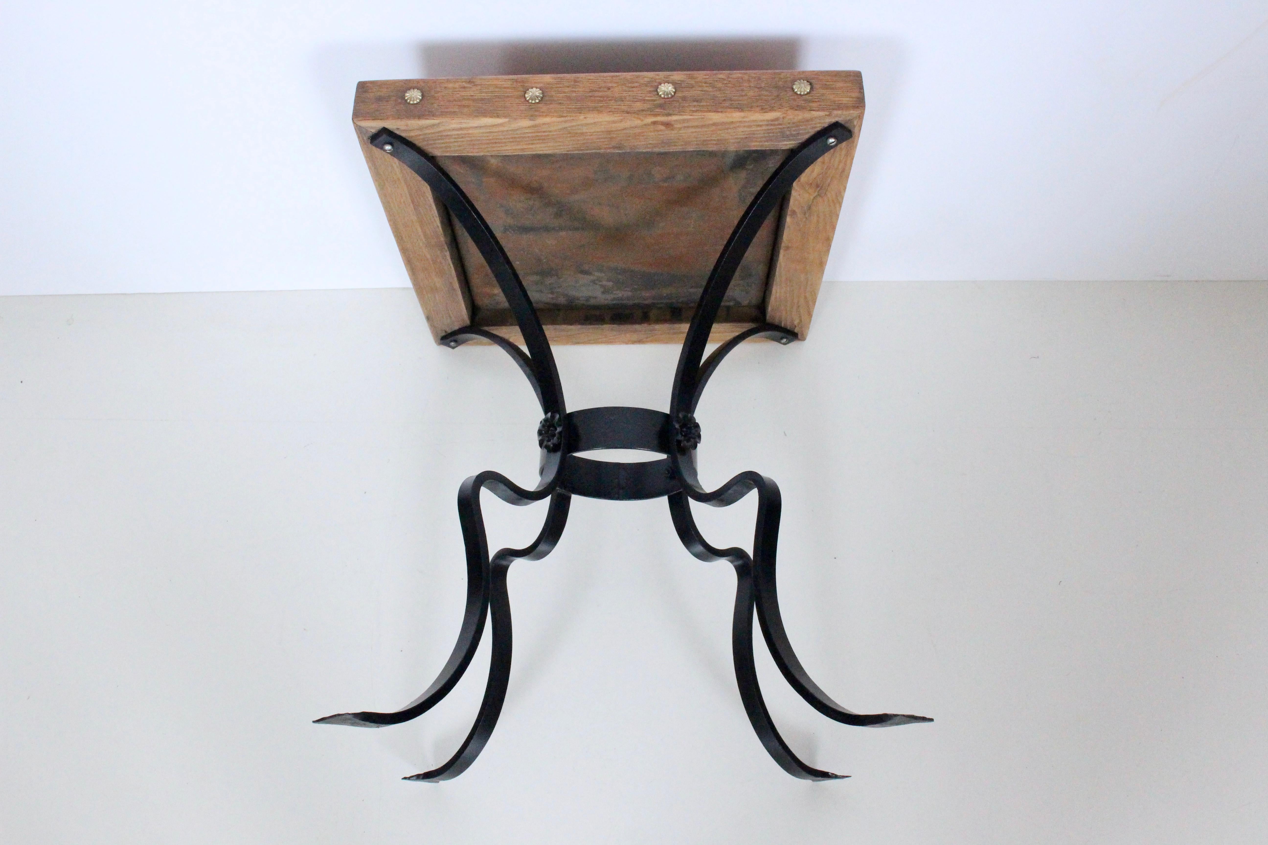 Beistelltisch aus Eiche, Eisen und Keramikfliesen im Catalina-Stil mit „Rooster“-Einlage, 1930er Jahre im Angebot 3