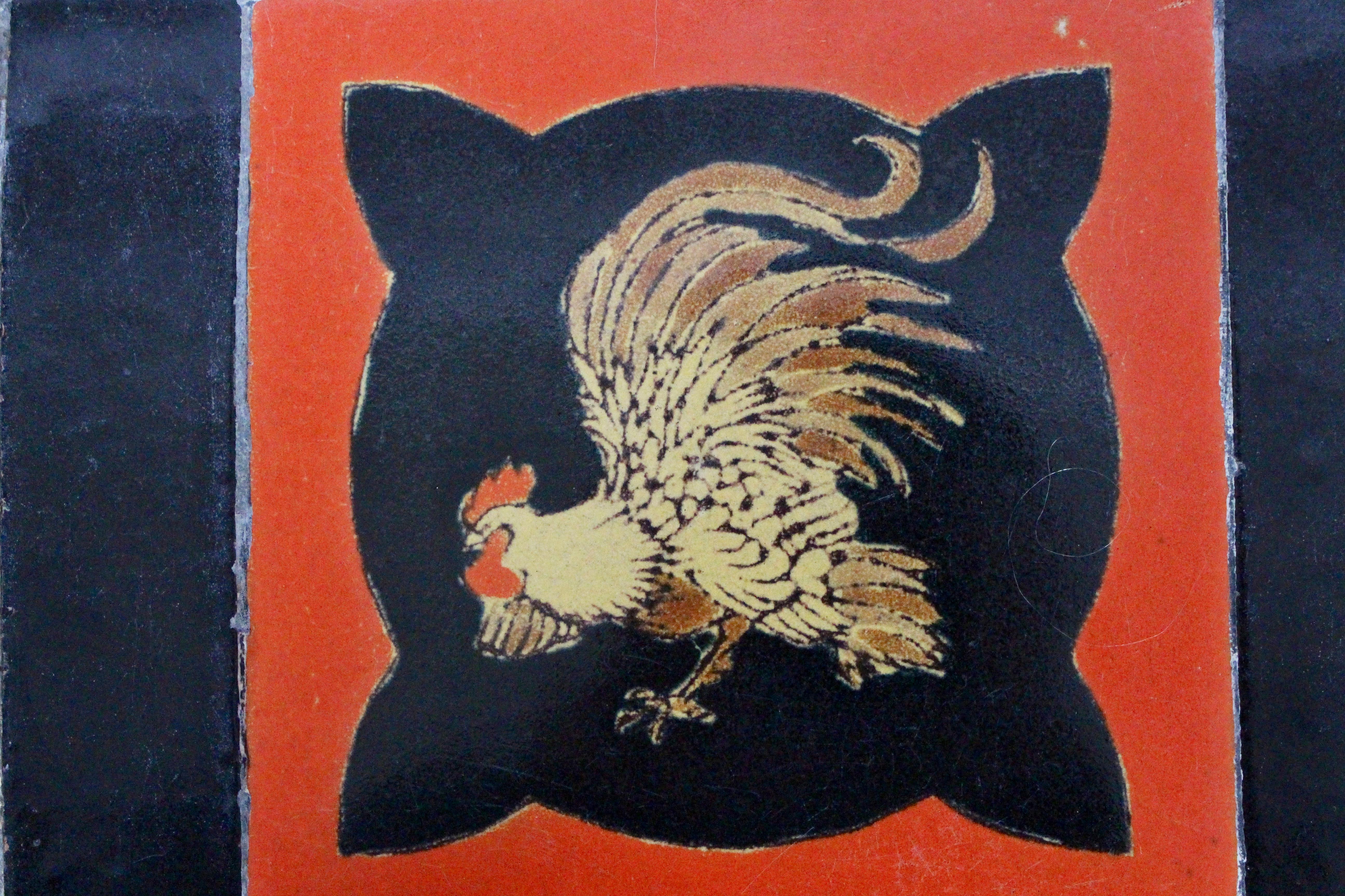 Catalina-Stil Eichenholz, Eisen und eingelassene Keramikfliesen „Rooster“ Beistelltisch, 1930er Jahre (20. Jahrhundert) im Angebot