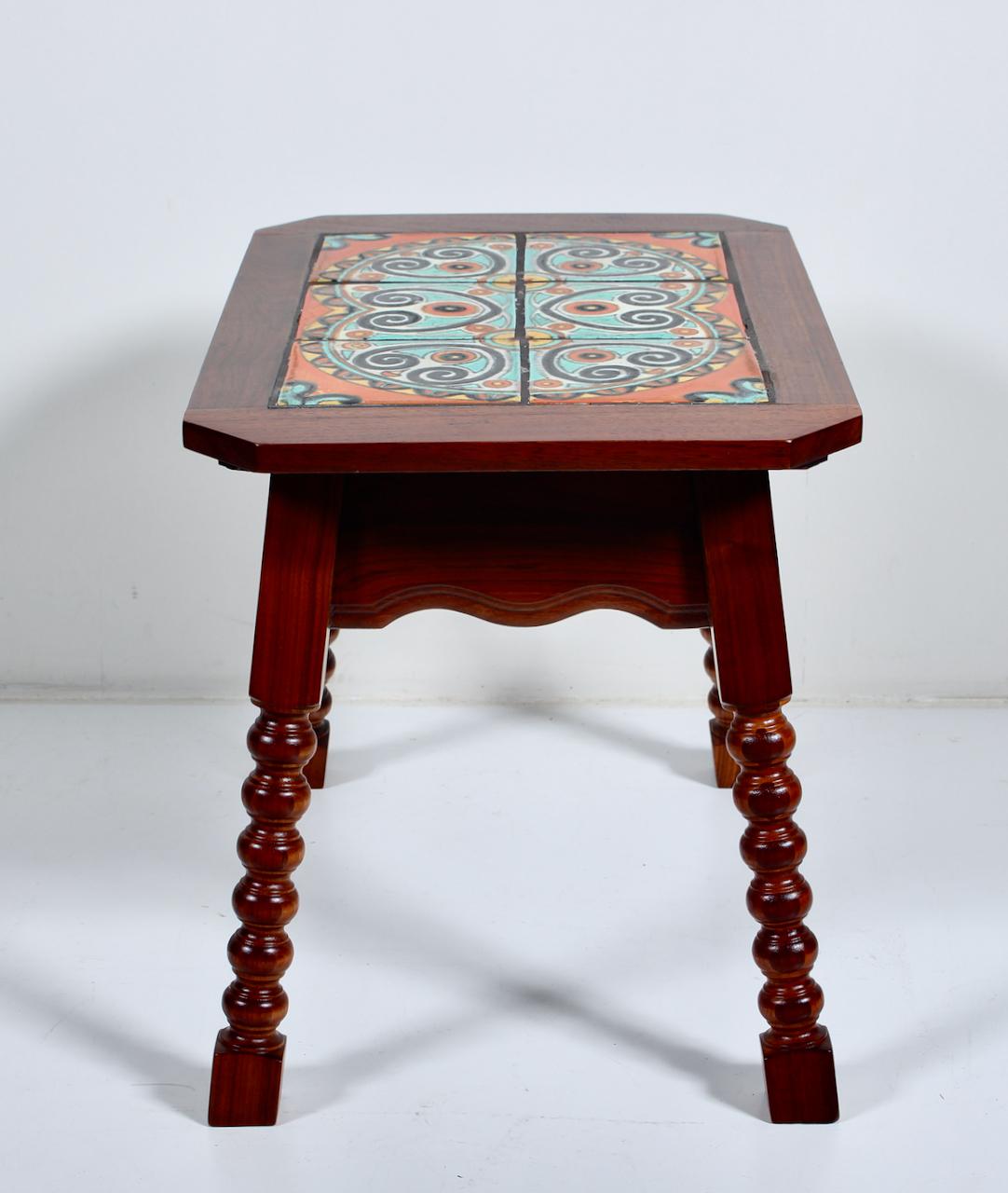 Eiche & Nussbaum im Catalina-Stil Spanischer Tisch mit türkisfarbenen & orangefarbenen Kacheln, ca. 1920er Jahre im Angebot 4