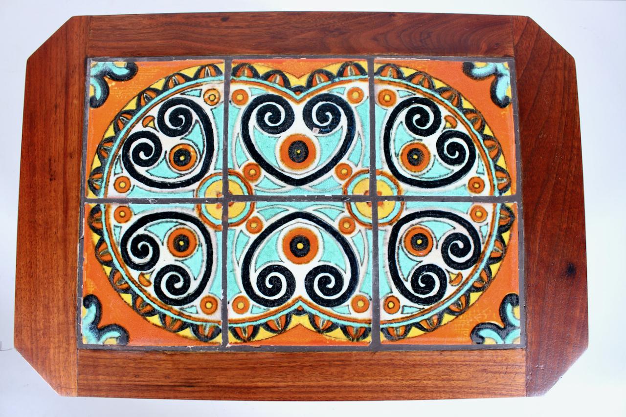 Eiche & Nussbaum im Catalina-Stil Spanischer Tisch mit türkisfarbenen & orangefarbenen Kacheln, ca. 1920er Jahre im Angebot 8