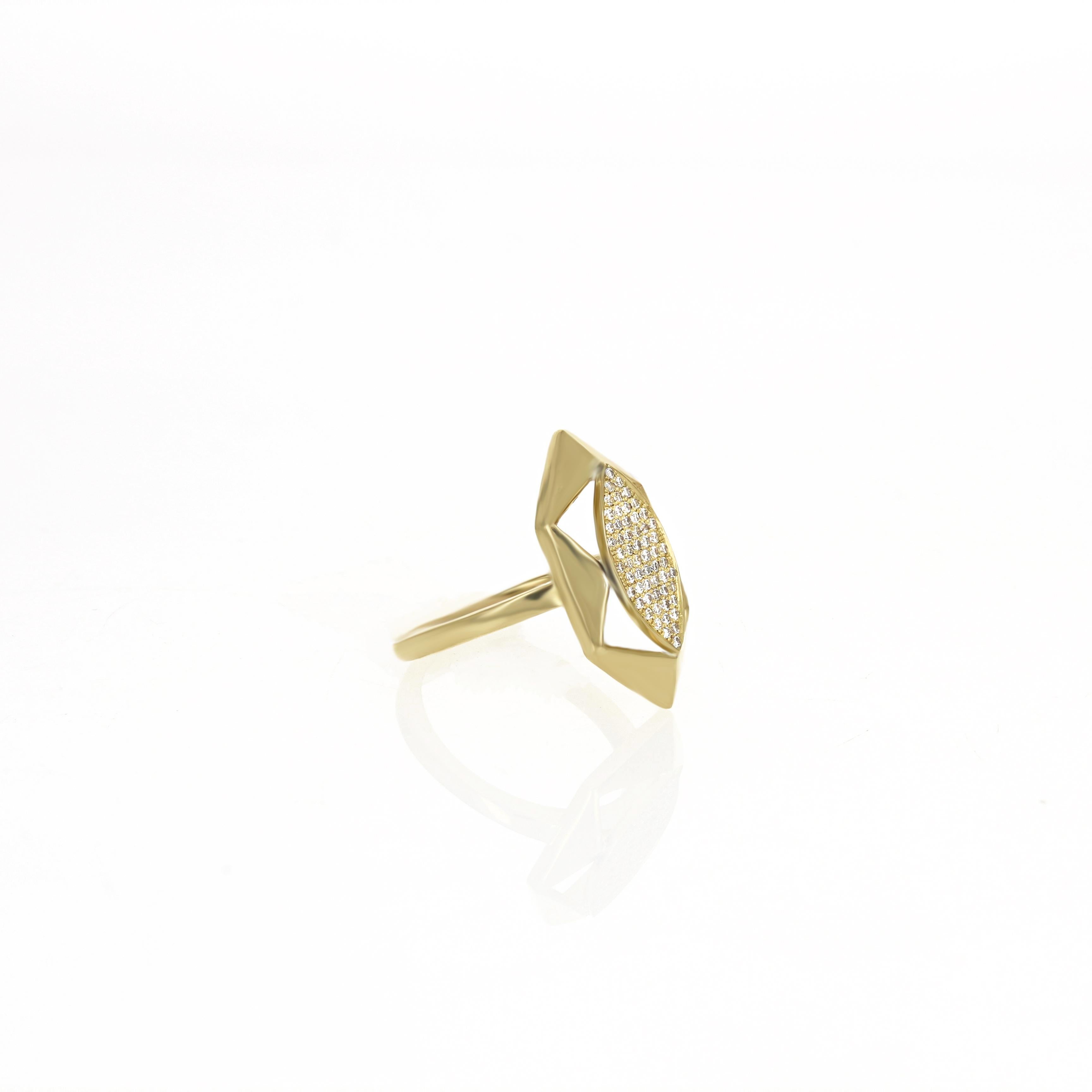 Il nostro anello Catalina è realizzato a mano in pavé d'oro 18kt con diamanti scintillanti. Si abbina perfettamente alla nostra collana Clara.
