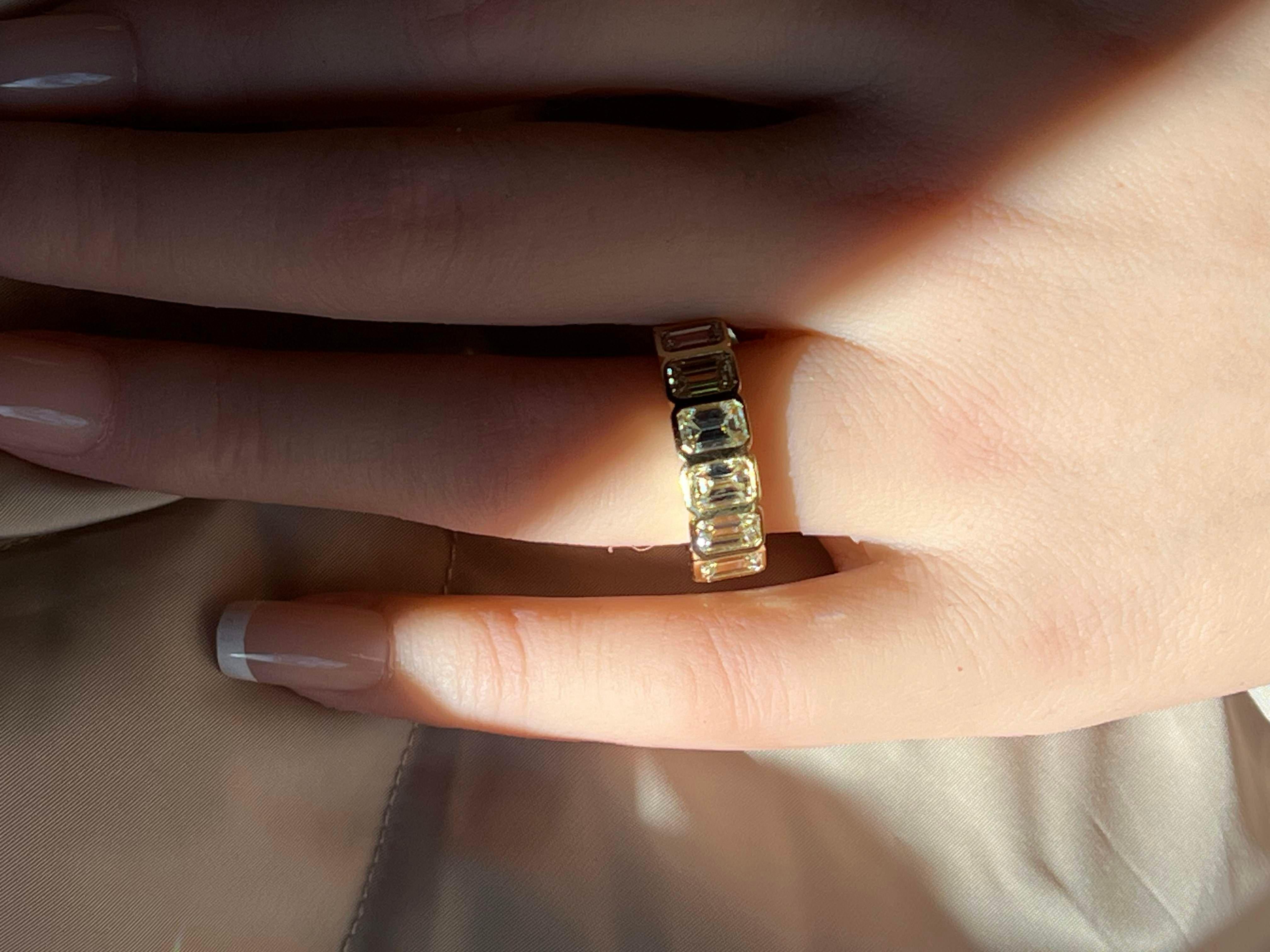 En vente :  Bague en or jaune 18K avec diamant et taille Bazel pour émeraude 3