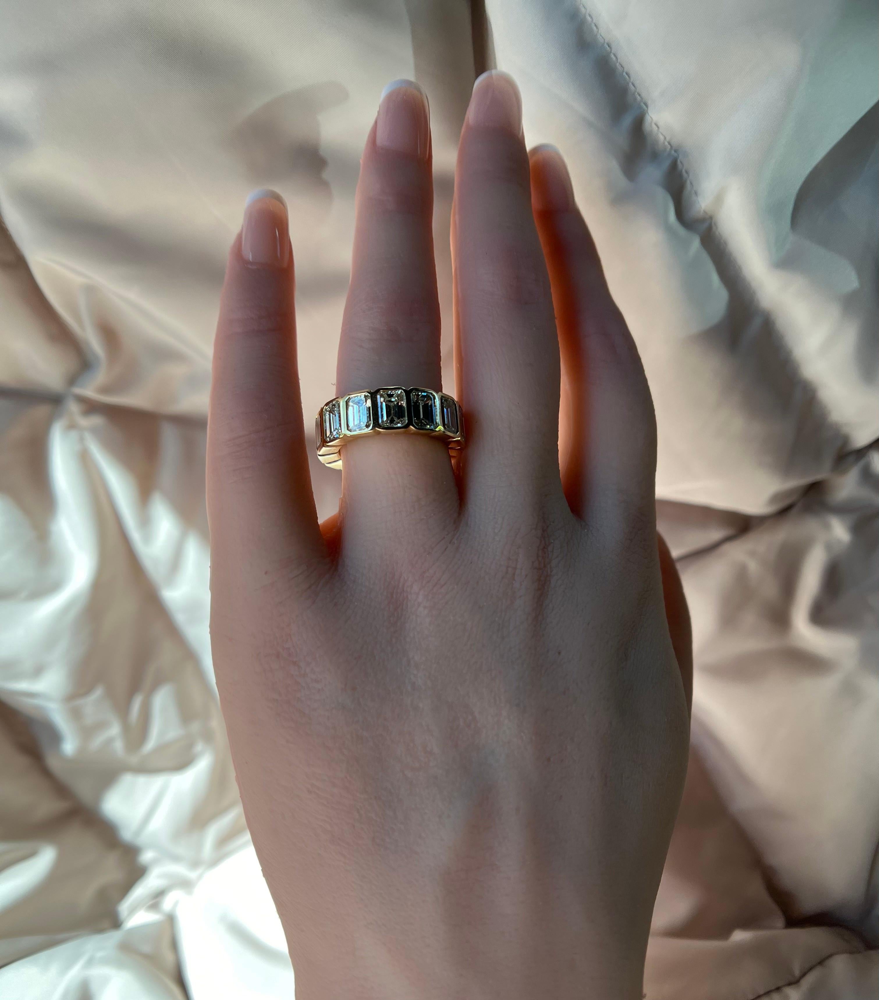 En vente :  Bague en or jaune 18K avec diamant et taille Bazel pour émeraude 7