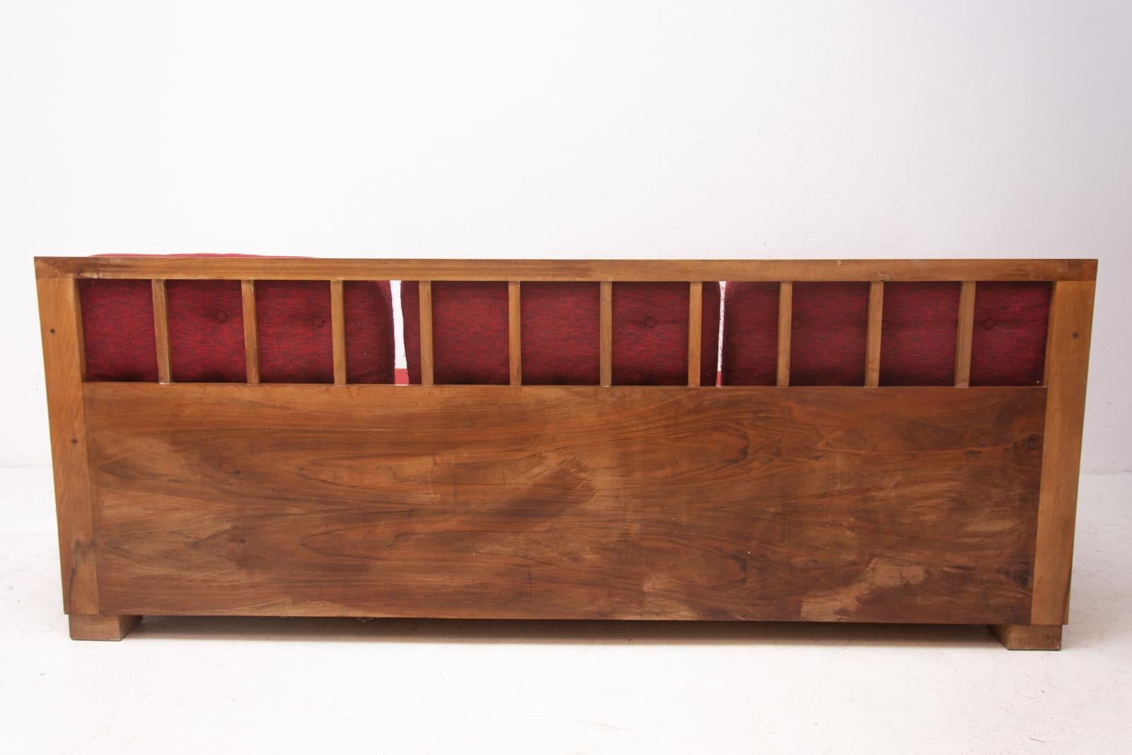 This functionalist sofa, model number H-215 was designed by the famous architect Jindrich Halabala in the 1930s for UP Zavody. The piece is a beautiful example of Czechoslovak prewar functionalism.
The sofa has an oak construction with side panels