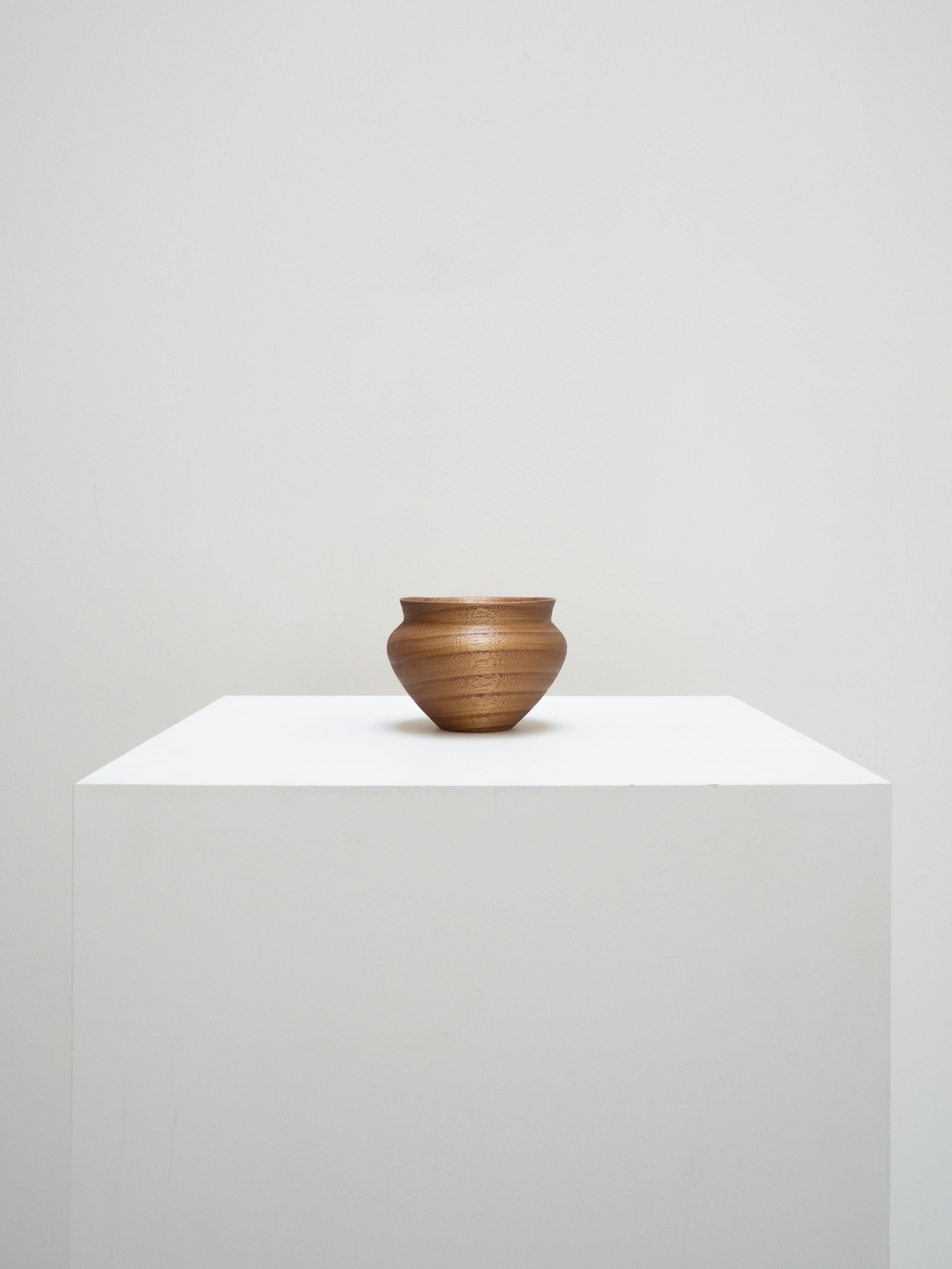 Crafted by sculptor Abigail Castañeda, this oiled catalpa bowl is distinguished by its fine craftsmanship. Its curves honor the wood's natural qualities: its lightness, delicate grain, and soft, almost pearly hue.