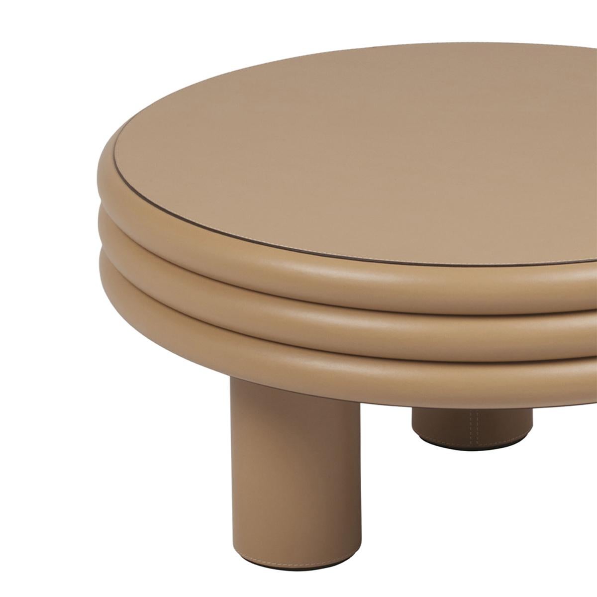 Coffee table Catane with structure in
solid wood and covered with beige
genuine leather.
Also available with other leather colors on request.