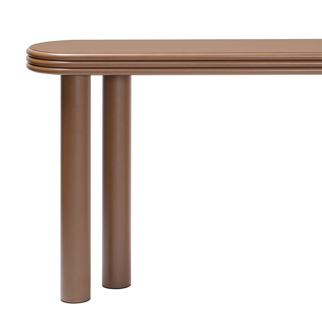 Console table Catane with structure in solid wood 
and covered with brown genuine leather. 
Also available with other leather colors on request.