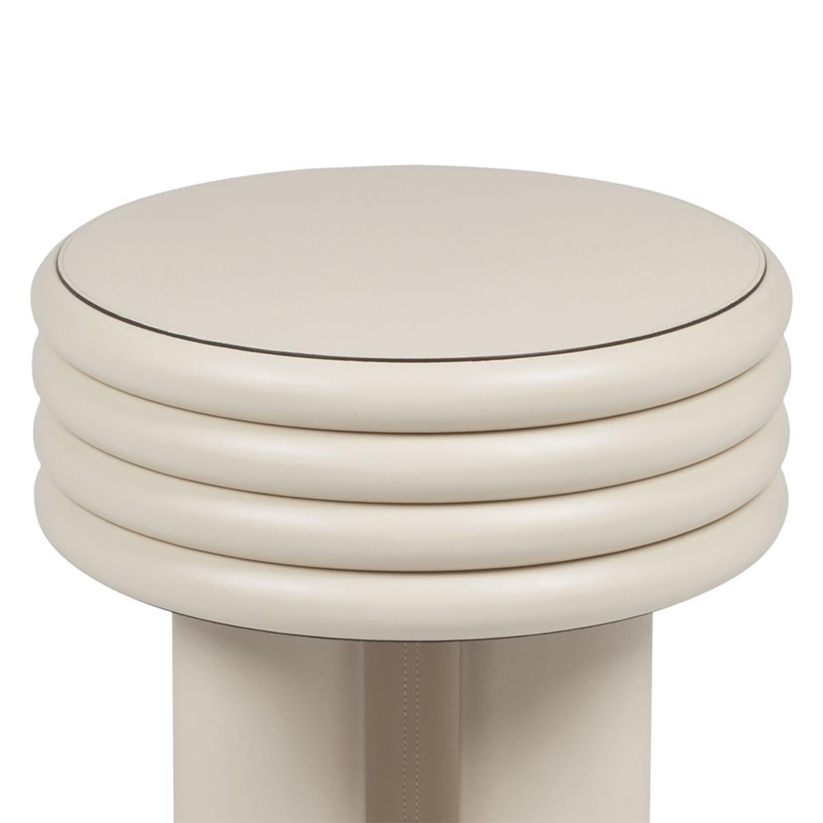 Side table catane high with structure in
solid wood and covered with white genuine
leather.
Also available with other leather colors on request.