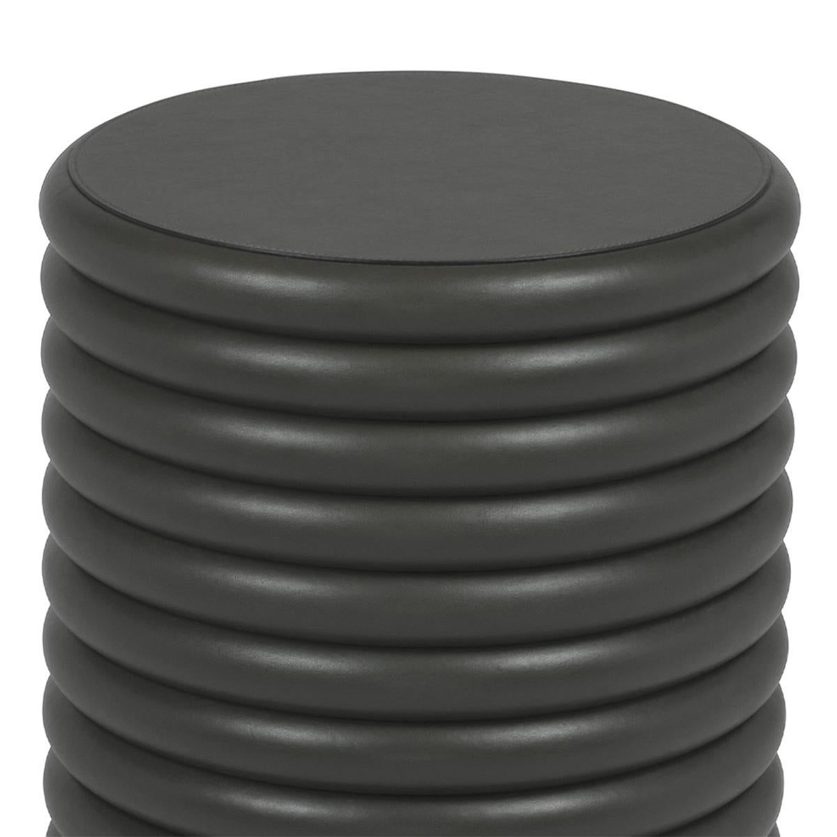 Sgabello Catane con struttura in legno massiccio e 
rivestito in vera pelle nera.
Disponibile anche con altri colori di pelle su richiesta.