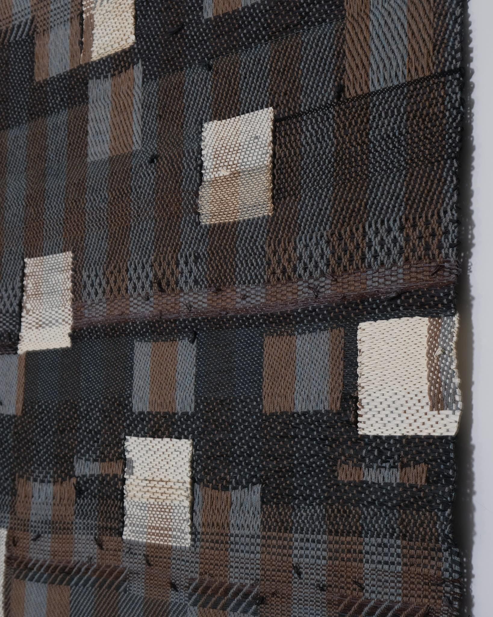 Pannello unico tessuto a mano con lana di recupero, rafia, filati di carta e sisal.
H150 x W123 cm