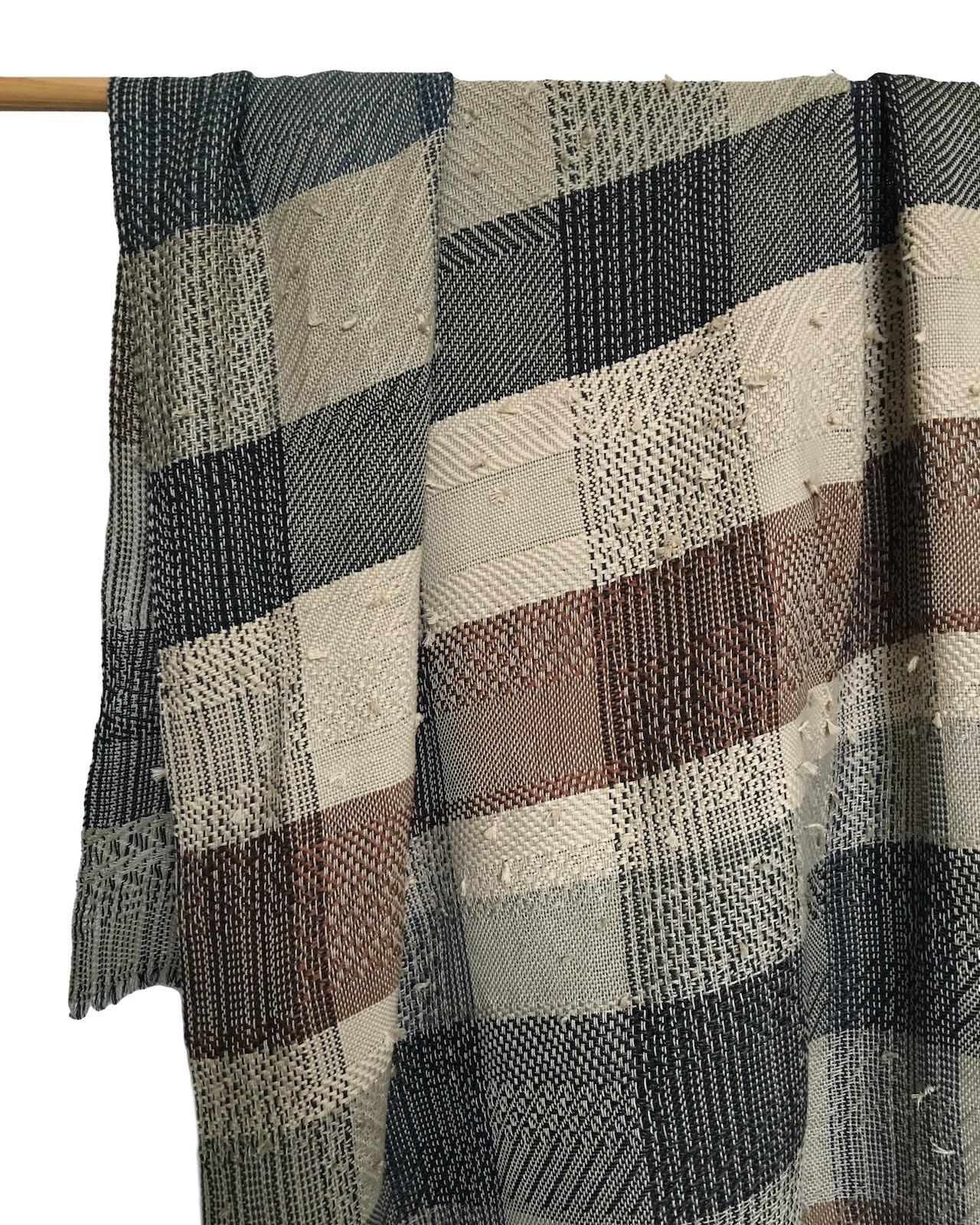 Undyed alpaca warp (fawn, white). Weft yarns include undyed alpaca, second-hand wool, plant-dyed wool, recycled linen.
Approx. L:184cm x W:103cm
