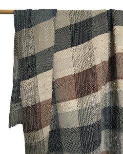 Catarina Riccabona, Colcha tejida a mano "Rojo Borgoña y Marrón Caramelo