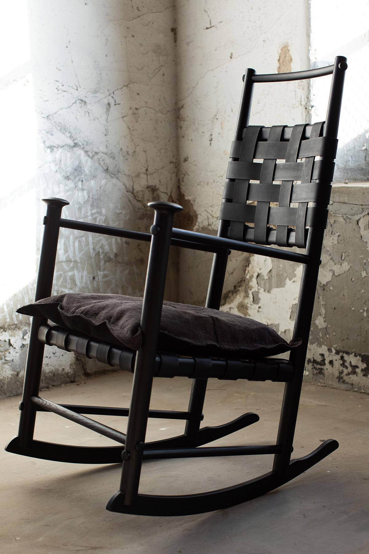 Cuir Chaise à bascule Catawba, chaise à bascule moderne en cuir, noire, pour Craft Associates en vente