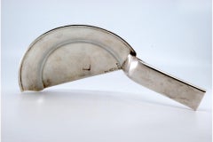 Catches crumbs in smooth silver and crimped in the surroundings