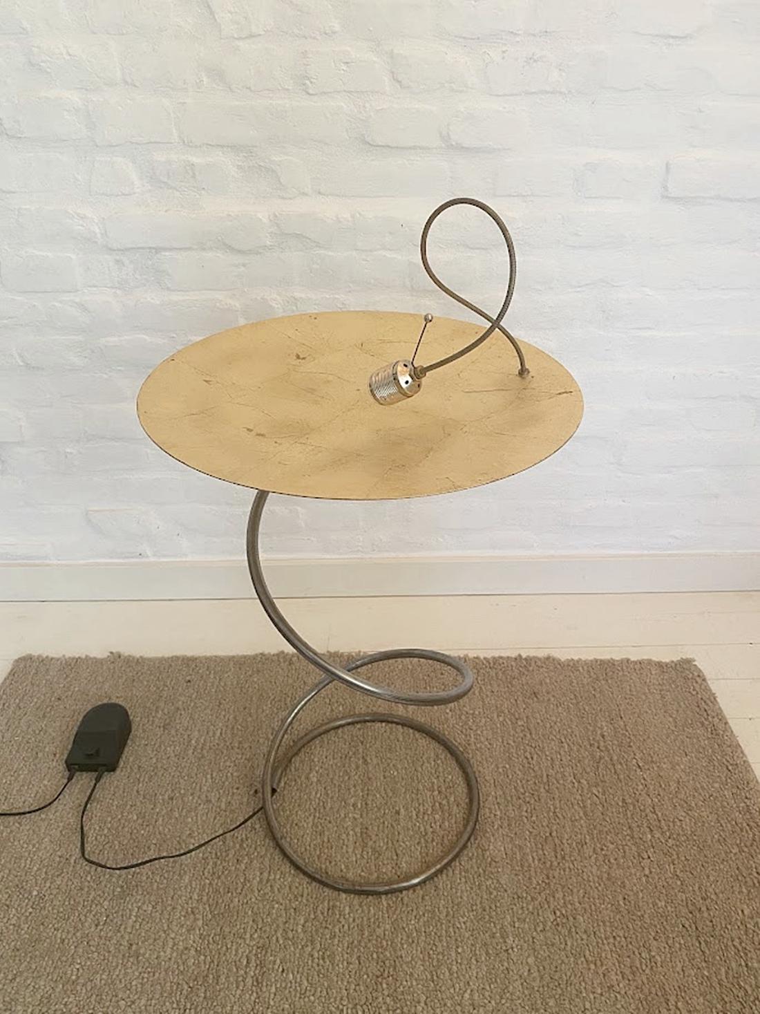 Ein einzigartiger Taoli-Tisch von Catellani & Smith mit italienischem Design, bei dem Eleganz und Funktionalität in perfekter Harmonie aufeinandertreffen. Dieses ikonische Stück, das 1995 von Enzo Catellani entworfen wurde, dient sowohl als