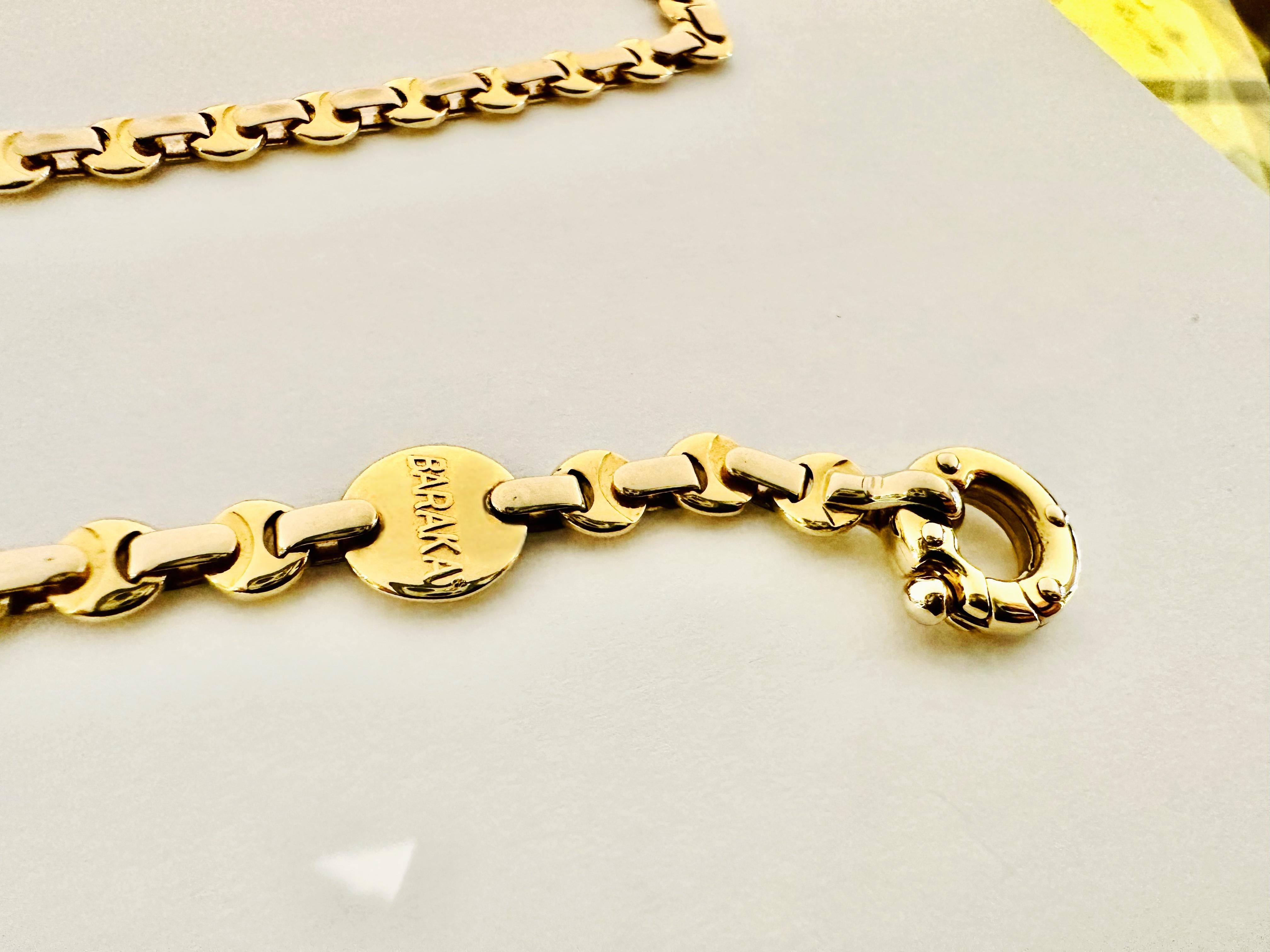Diese Baraka-Kette aus 18-karätigem Gelb- und Weißgold ist eine Ikone der Stärke und Raffinesse. Sie wurde für Männer entworfen, die ein Schmuckstück mit kompromisslosem Charakter und Stil suchen. Das exklusive Design zeichnet sich durch robuste und