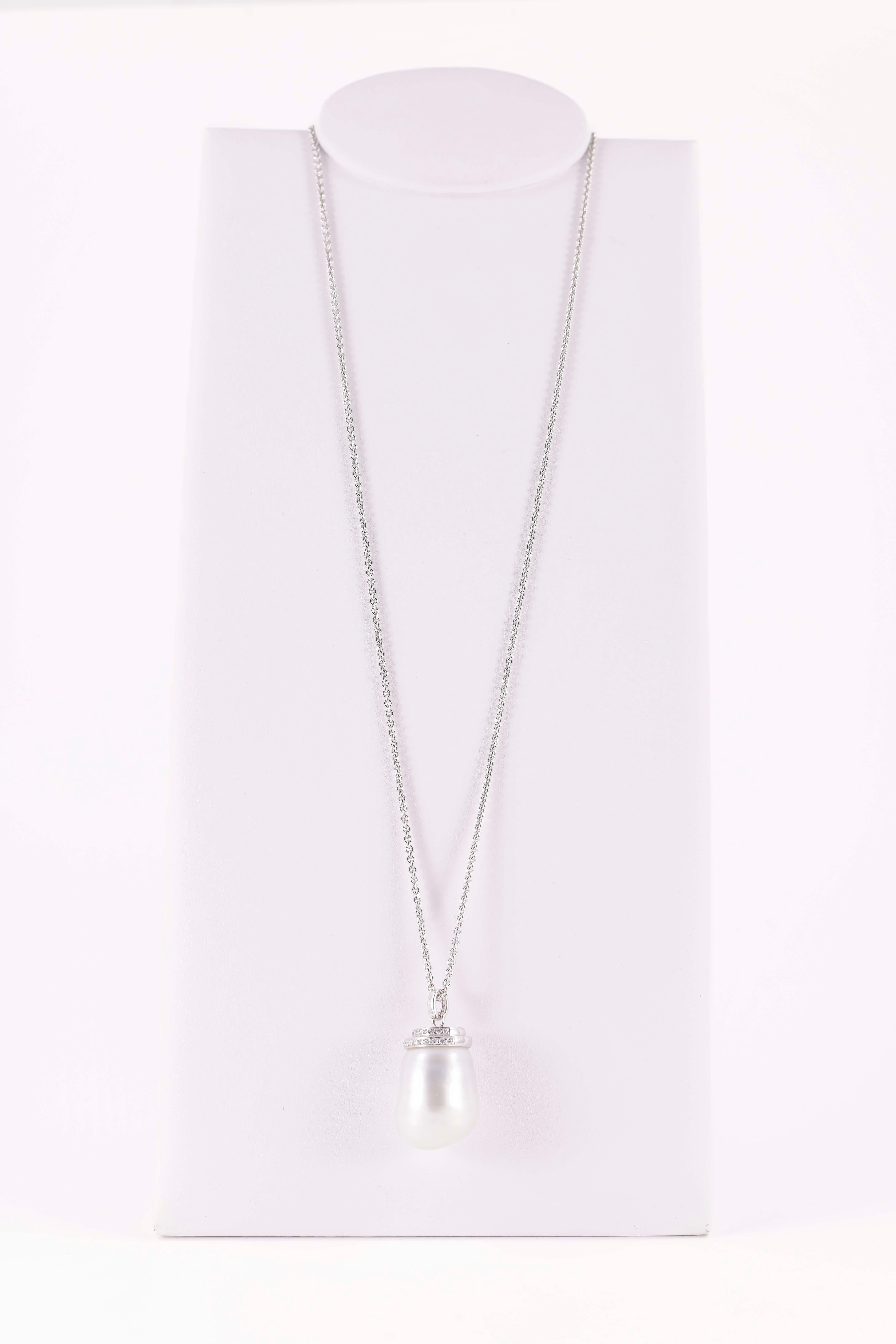 Catena in oro bianco 18k (750/1000) con ciondolo pendente in oro bianco 18k(750/1000) con diamanti naturali taglio rotondo a brillante e con una Perla coltivata Barocca Australiana.
La descrizione dettagliata delle caratteristiche gemmologiche è