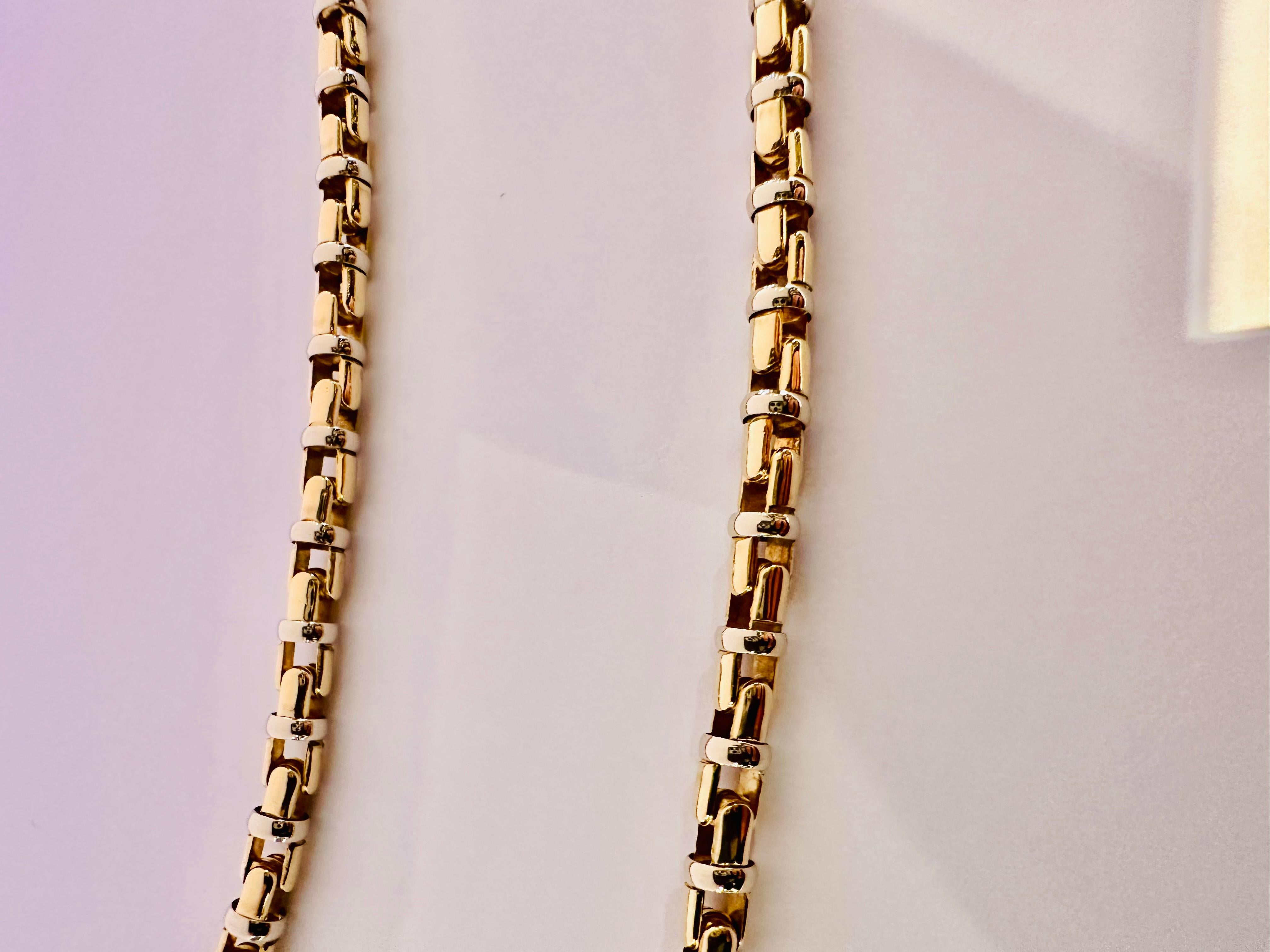 Un’icona di stile maschile, questa catena Barakà in oro giallo e bianco 18kt è un perfetto connubio tra robustezza e raffinatezza. Progettata per l’uomo che apprezza i dettagli e la qualità senza compromessi, si distingue per la sua struttura