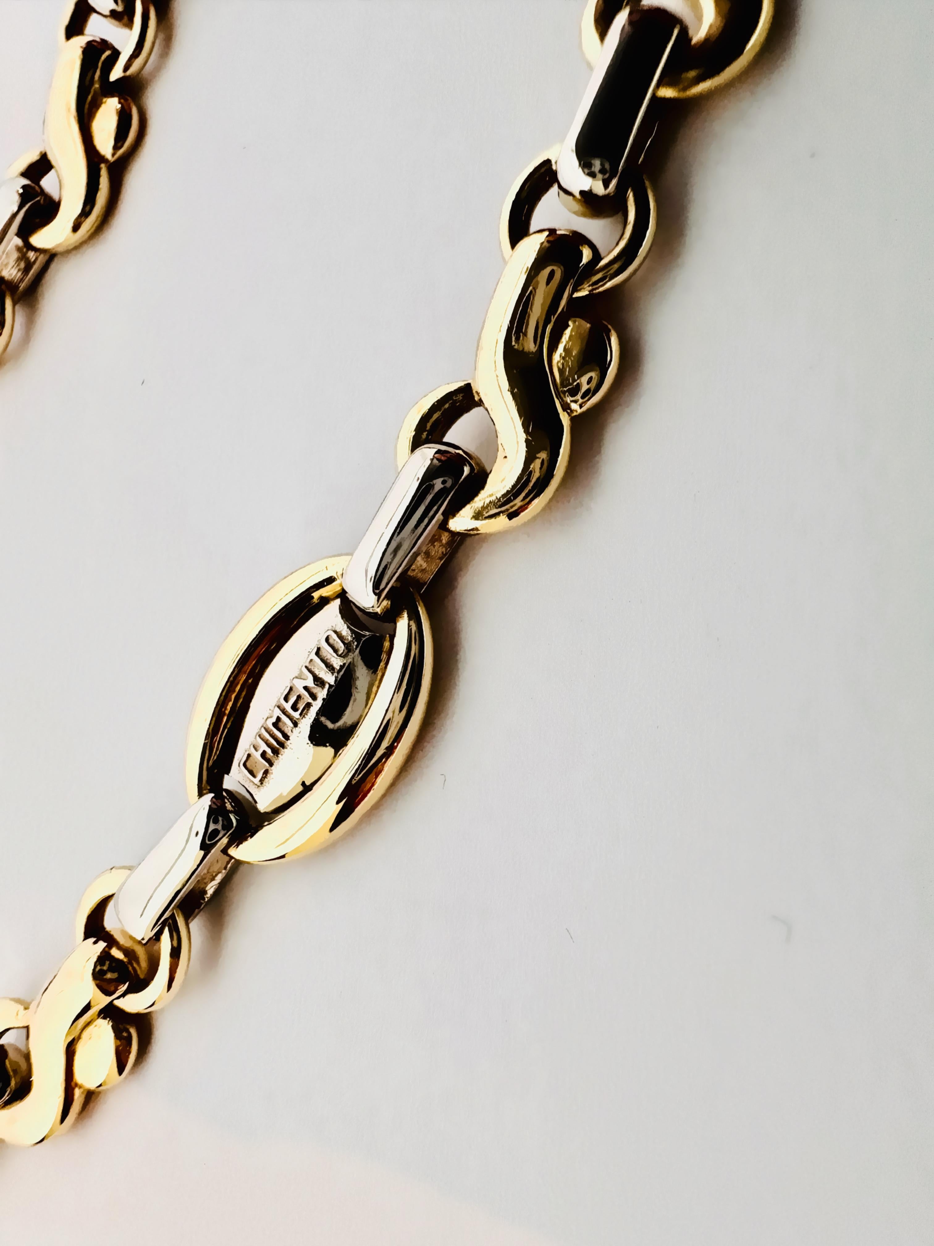 Un simbolo di potenza e raffinatezza, questa catena in oro giallo e bianco 18kt firmata Chimento è un capolavoro di design e maestria orafa. Ogni maglia è lavorata con estrema precisione, creando una struttura solida e armoniosa. L’oro giallo, con